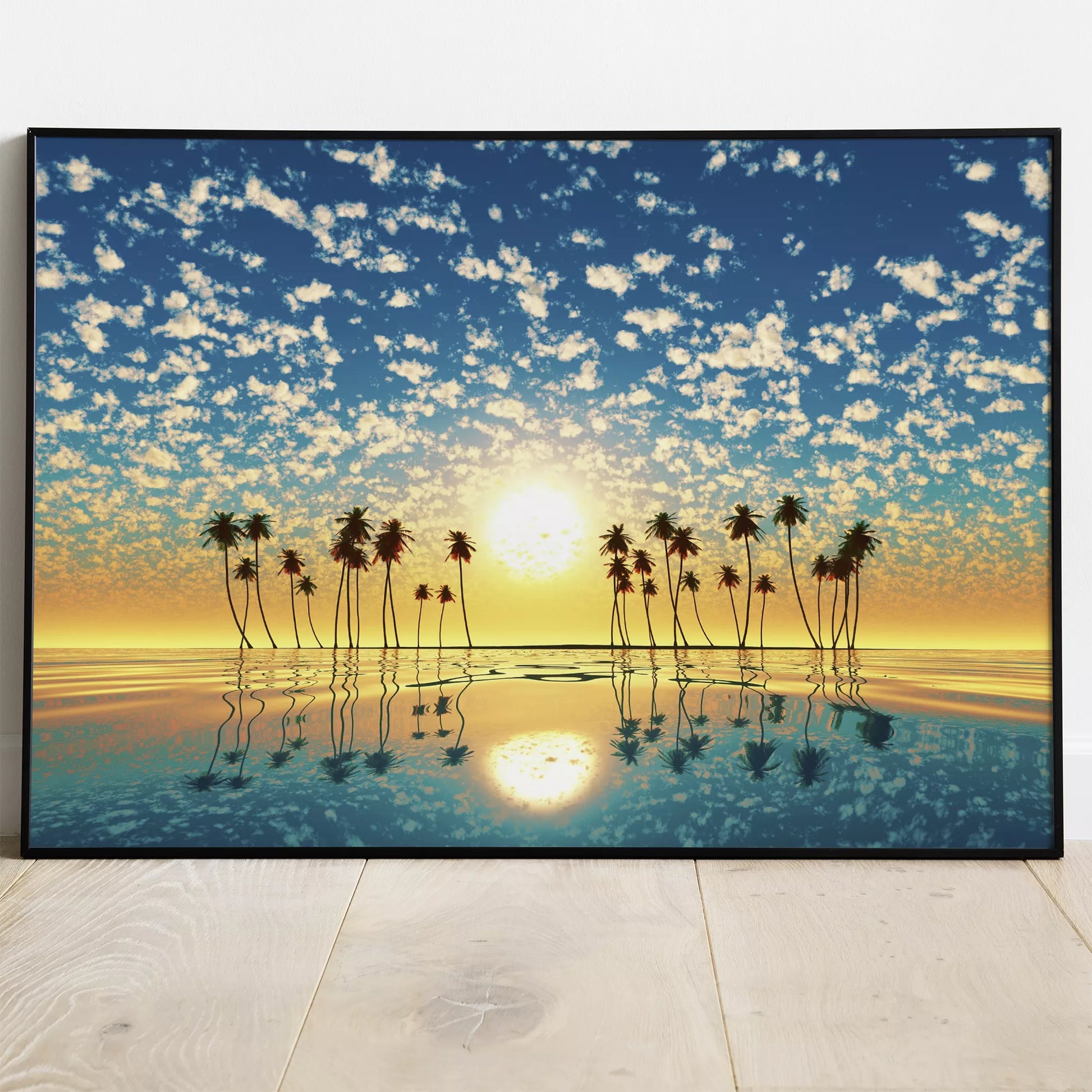 黄金色の夕日とヤシの木のシルエット、青空に広がる雲の反射風景