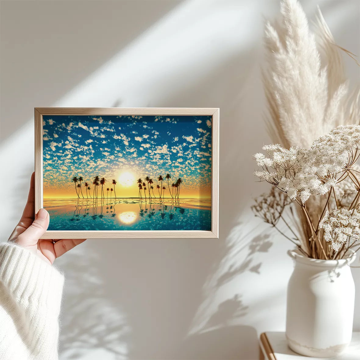 黄金色の夕日とヤシの木のシルエット、青空に広がる雲の反射風景