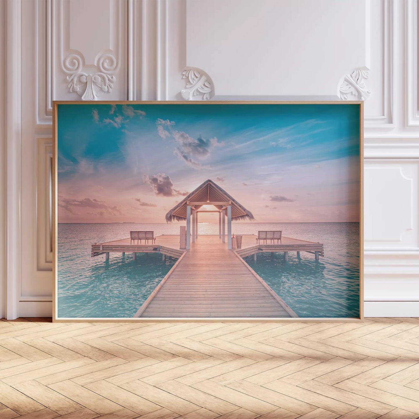 南国の桟橋から見る夕日と青い海のトロピカル風景