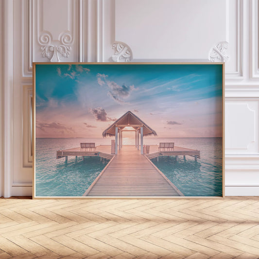 南国の桟橋から見る夕日と青い海のトロピカル風景