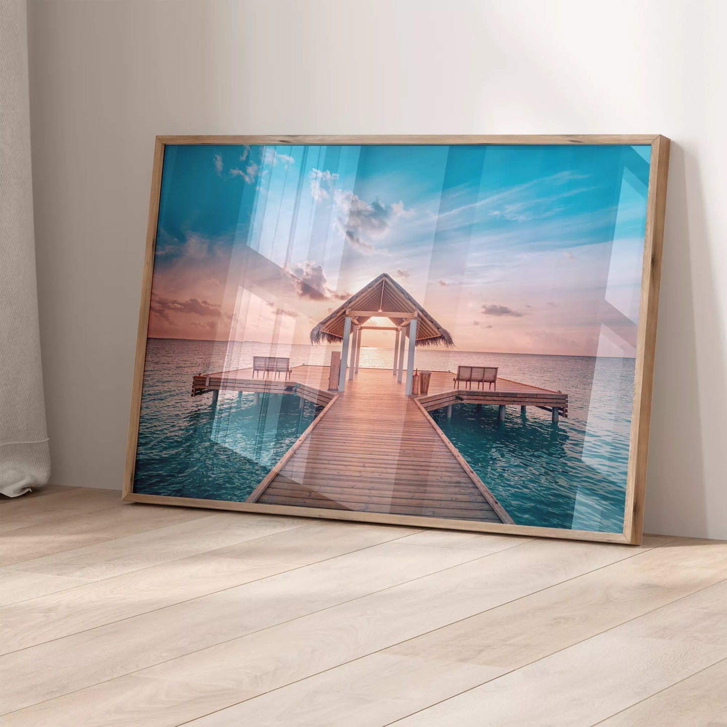 南国の桟橋から見る夕日と青い海のトロピカル風景