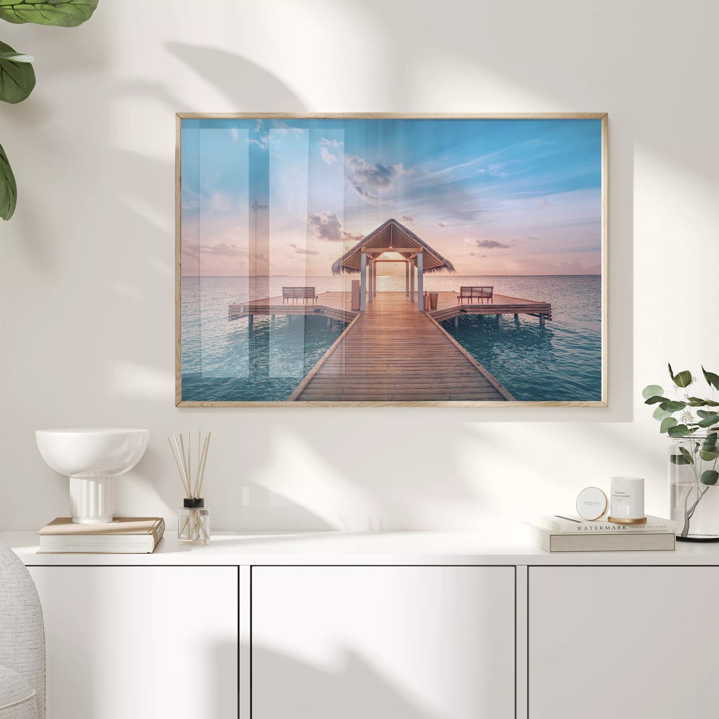 南国の桟橋から見る夕日と青い海のトロピカル風景