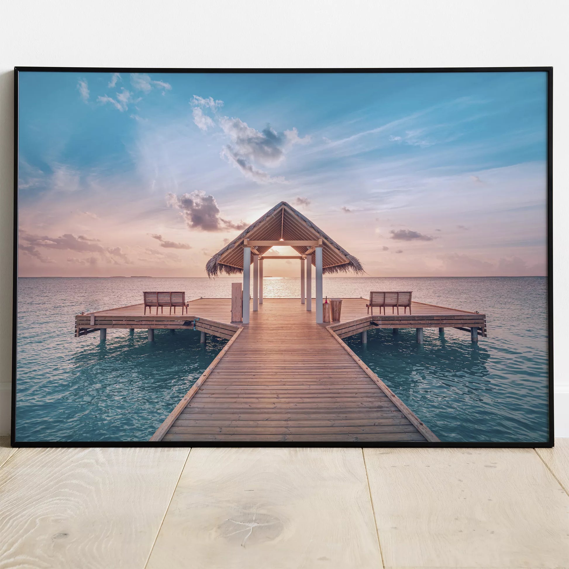 南国の桟橋から見る夕日と青い海のトロピカル風景