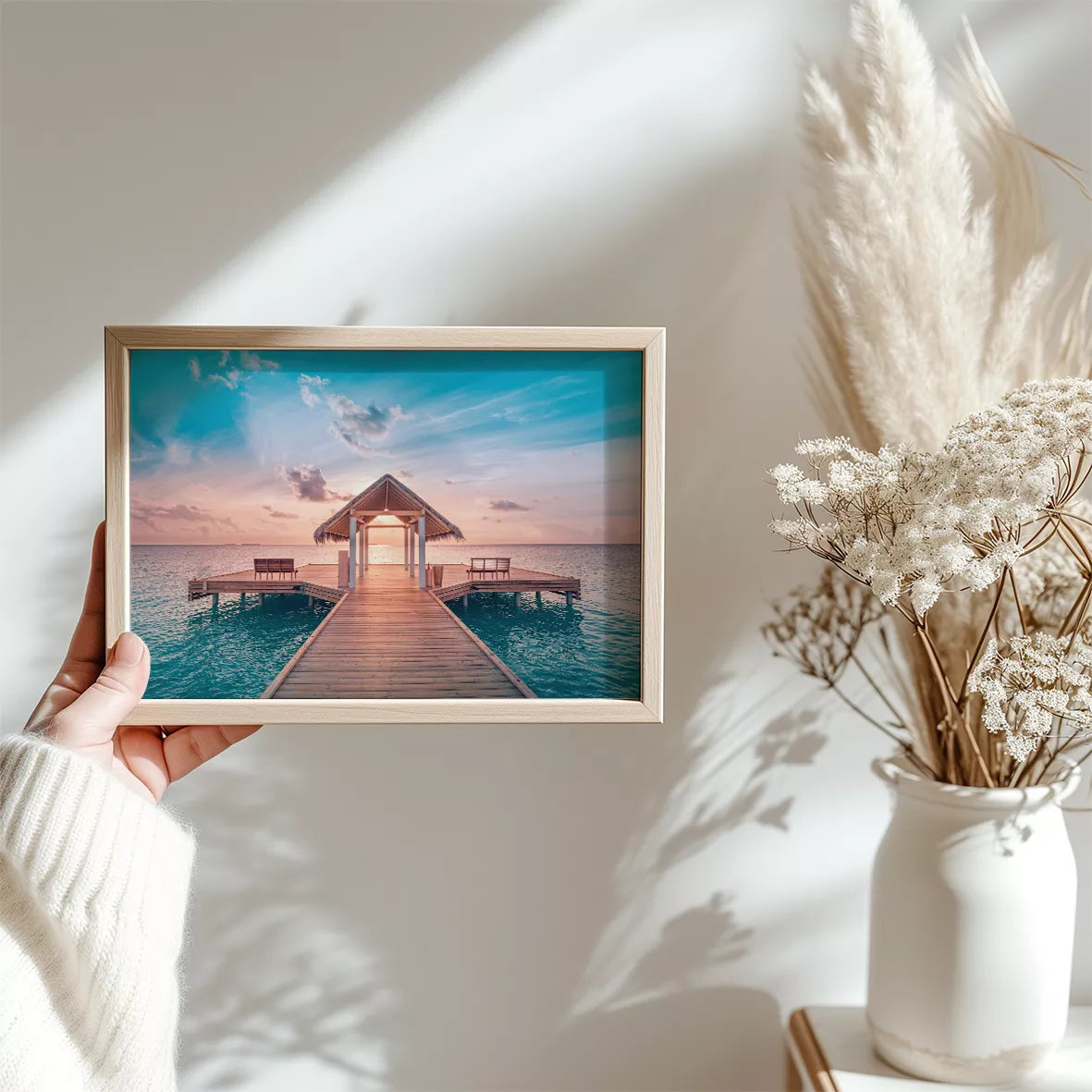 南国の桟橋から見る夕日と青い海のトロピカル風景