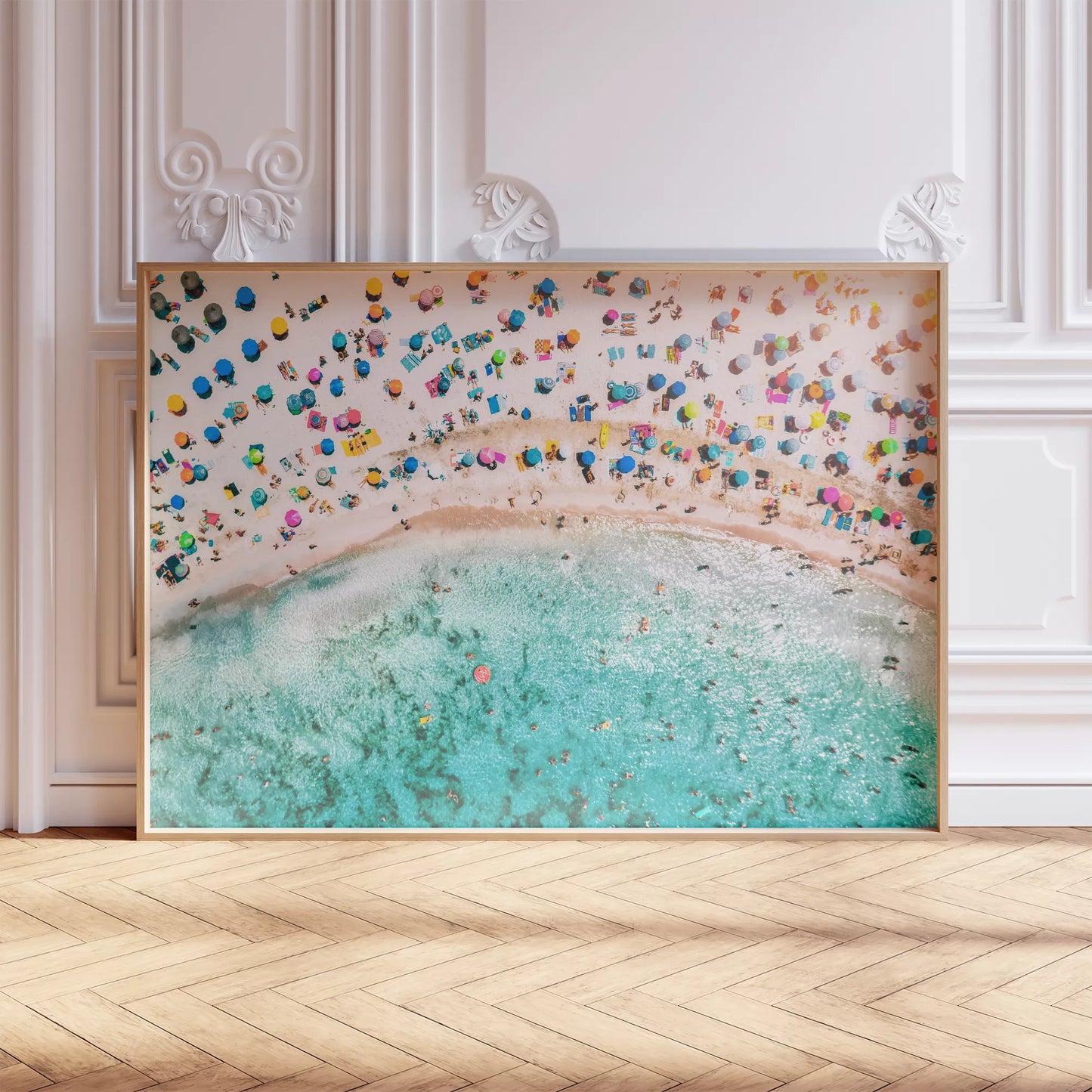 鮮やかな青い海とカラフルなパラソルが広がるビーチの空撮風景