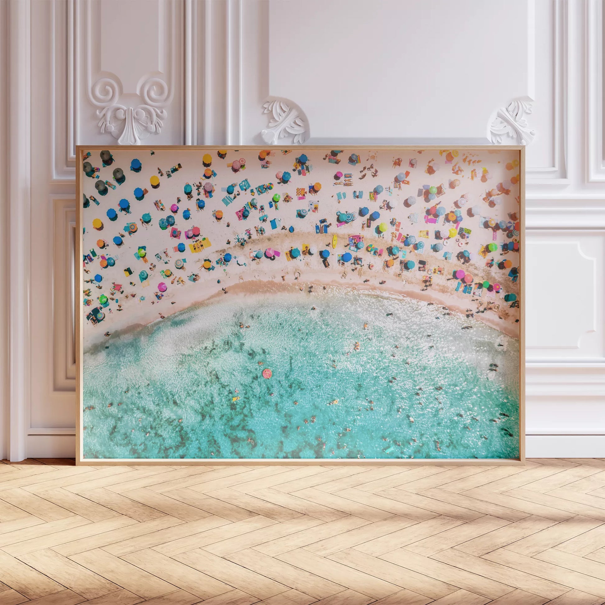 鮮やかな青い海とカラフルなパラソルが広がるビーチの空撮風景