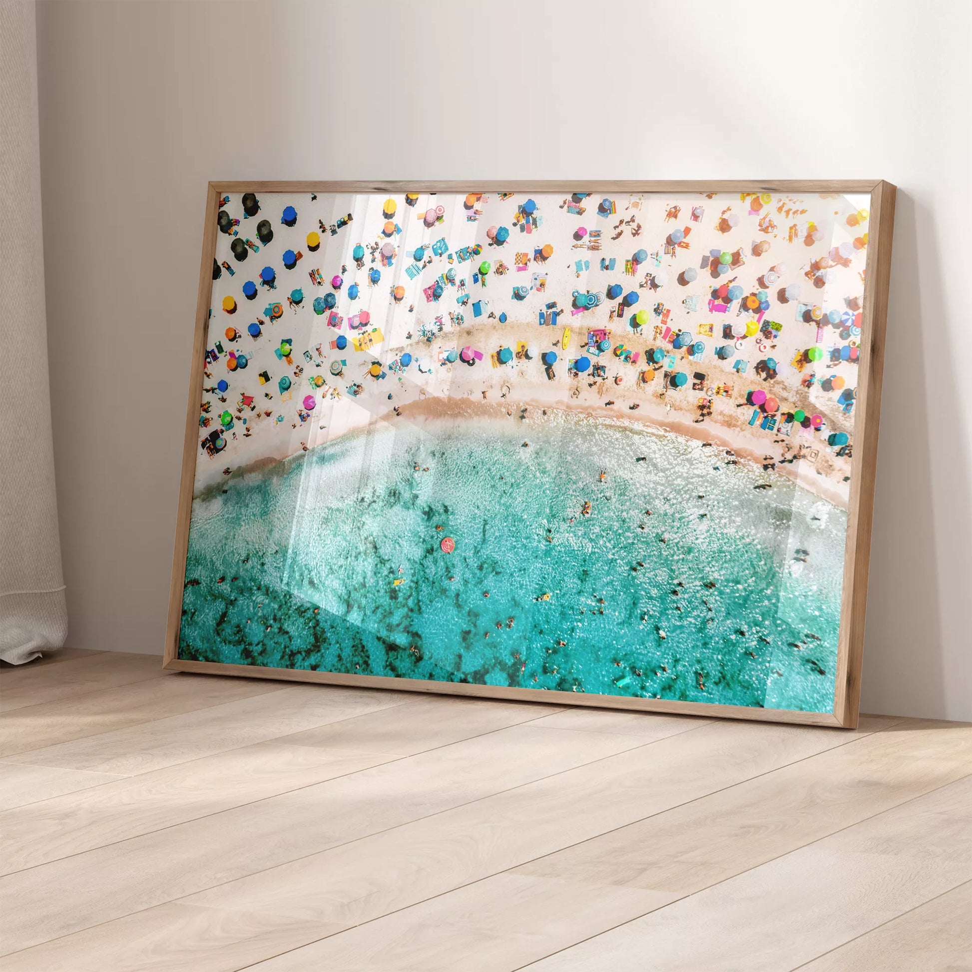 鮮やかな青い海とカラフルなパラソルが広がるビーチの空撮風景