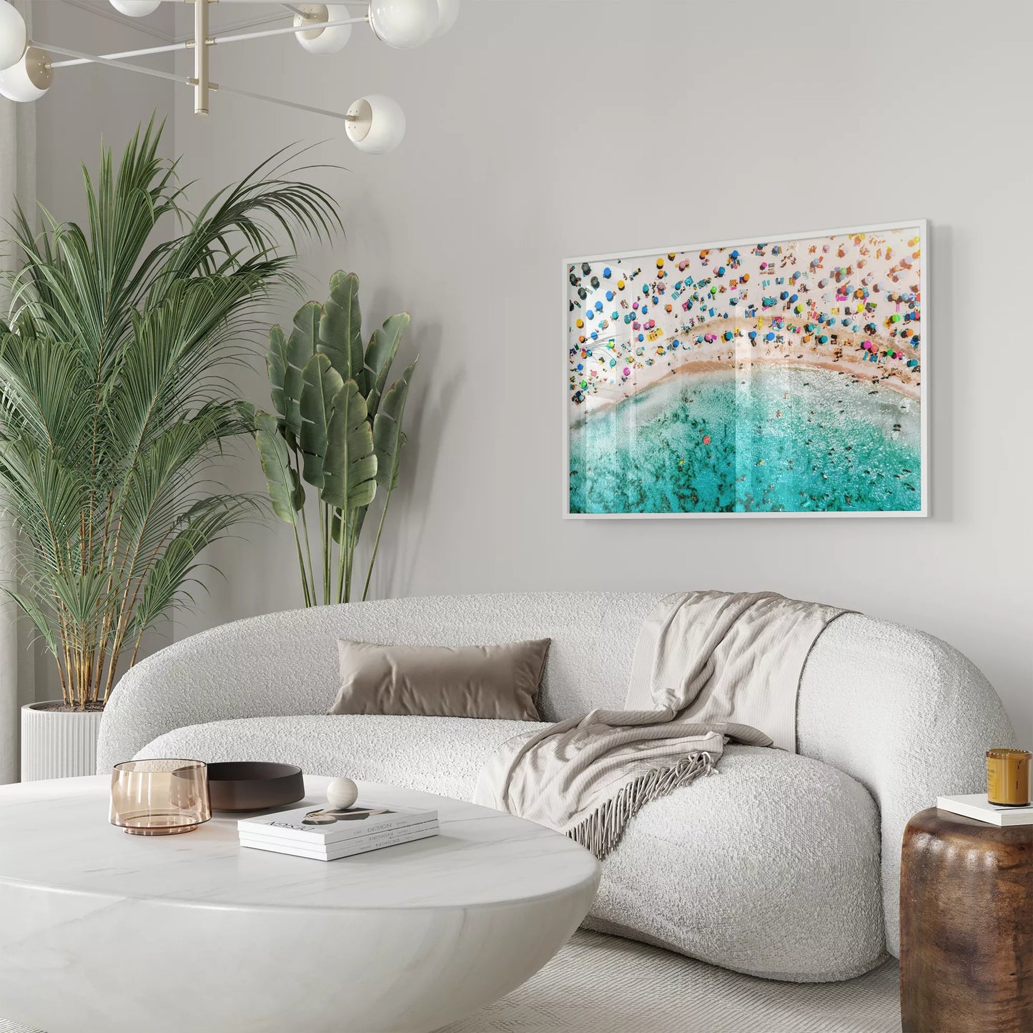 鮮やかな青い海とカラフルなパラソルが広がるビーチの空撮風景