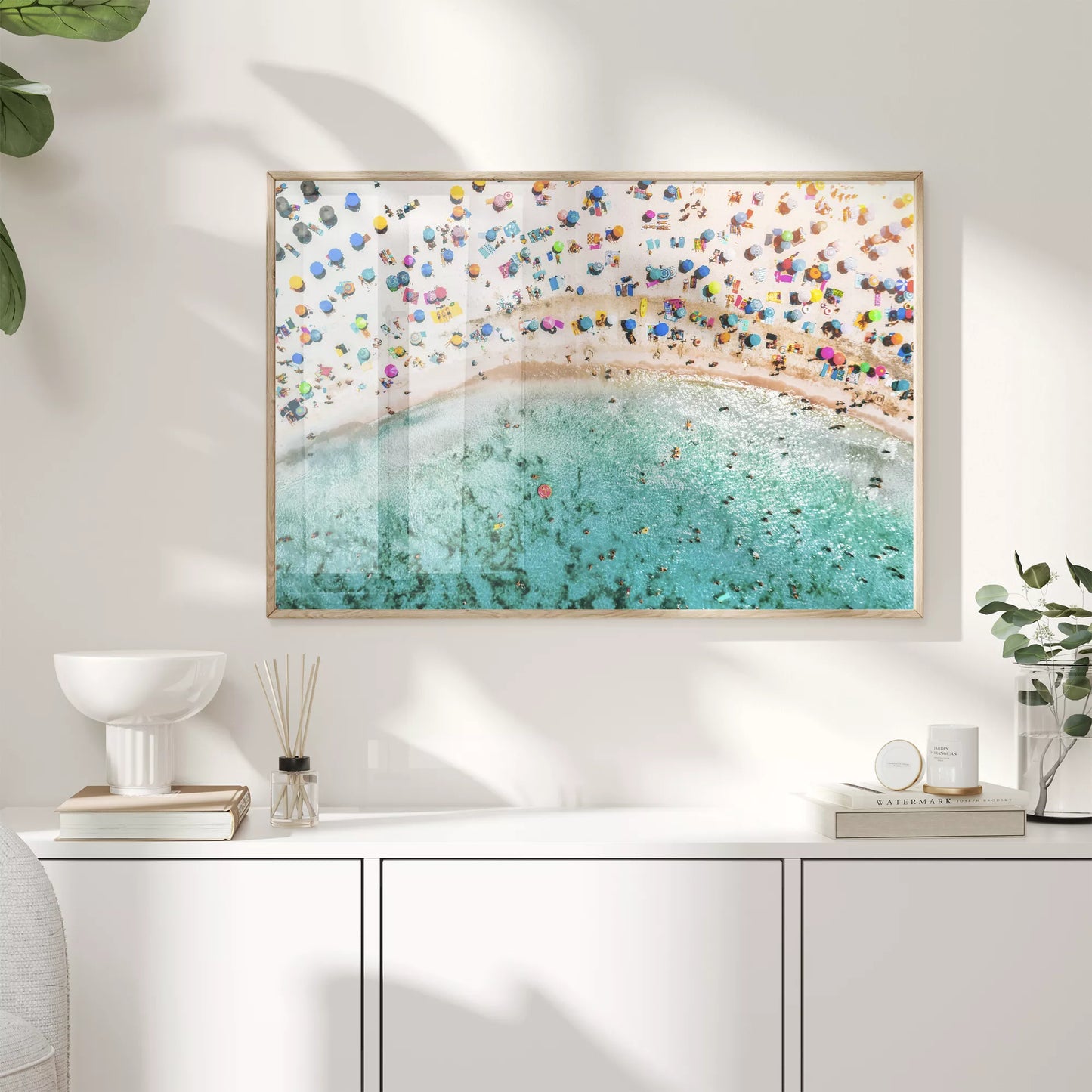 鮮やかな青い海とカラフルなパラソルが広がるビーチの空撮風景