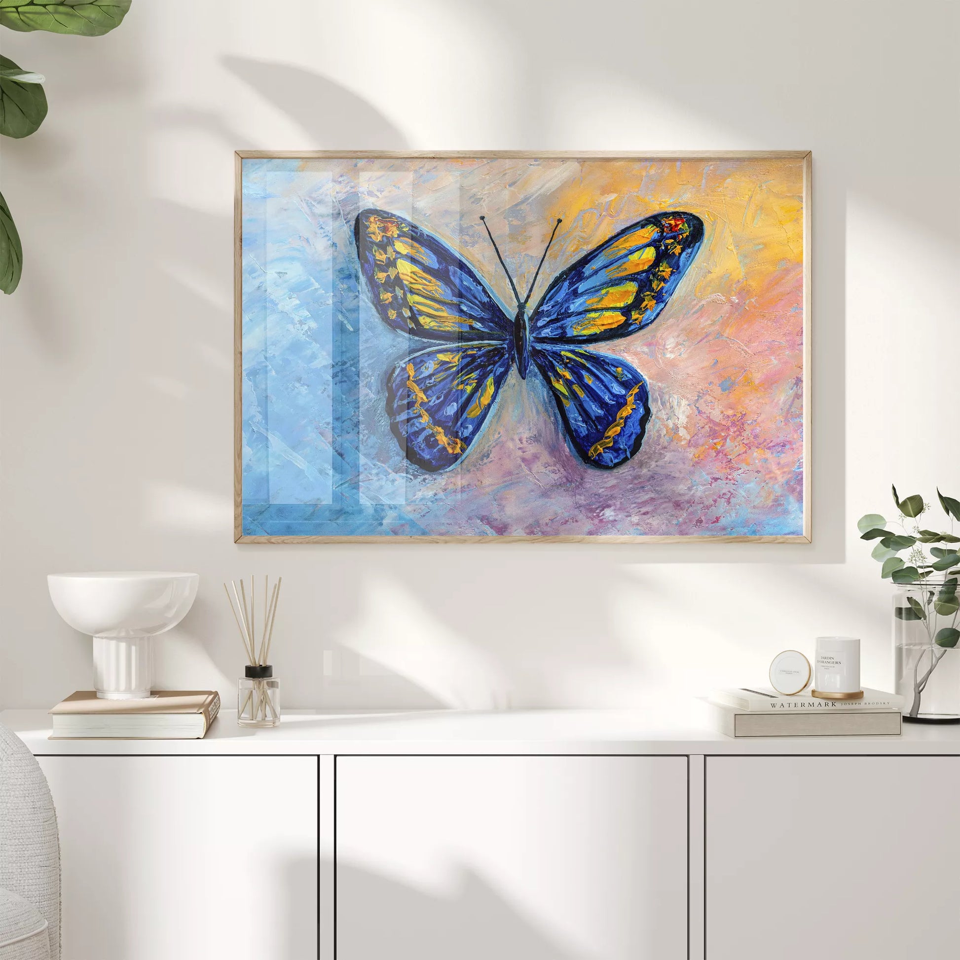鮮やかな青と黄色の蝶が描かれた抽象的なアートプリント