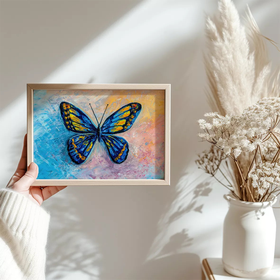 鮮やかな青と黄色の蝶が描かれた抽象的なアートプリント
