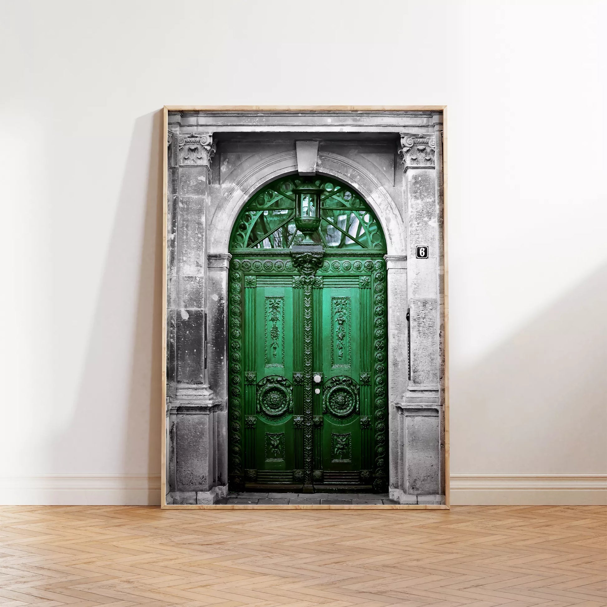 緑の装飾的なアンティークドア、石造りの門構え、ヨーロピアンクラシック建築