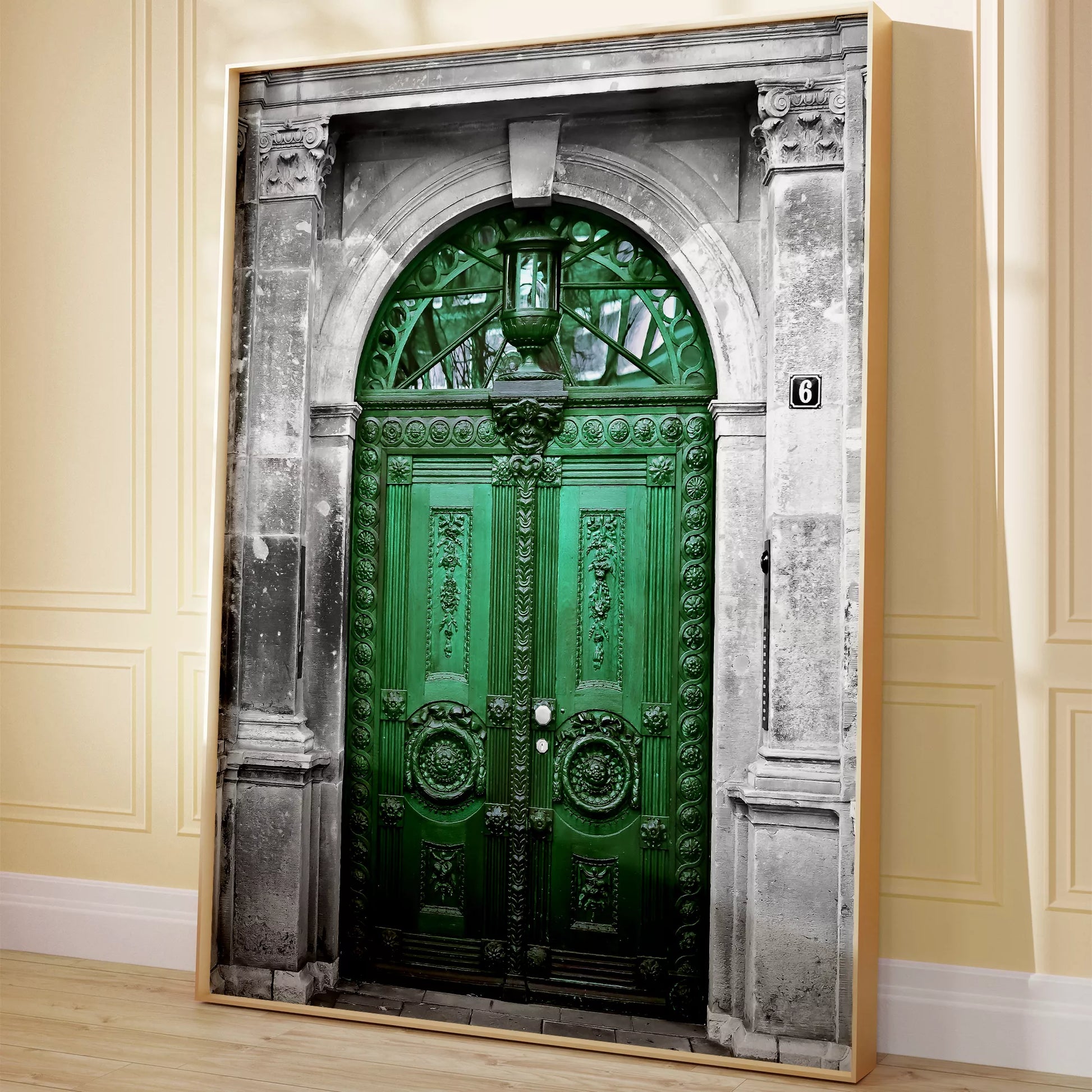 緑の装飾的なアンティークドア、石造りの門構え、ヨーロピアンクラシック建築