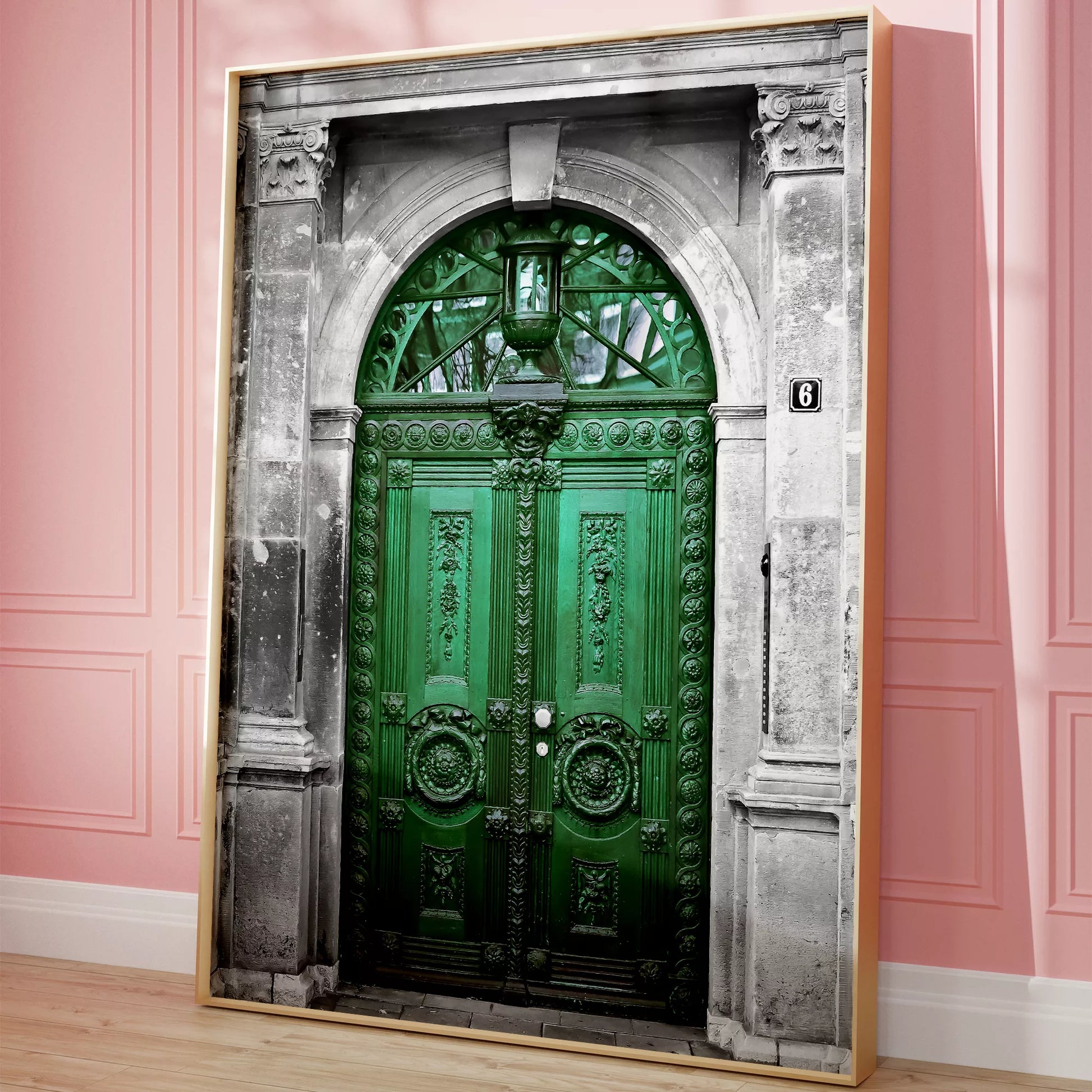緑の装飾的なアンティークドア、石造りの門構え、ヨーロピアンクラシック建築