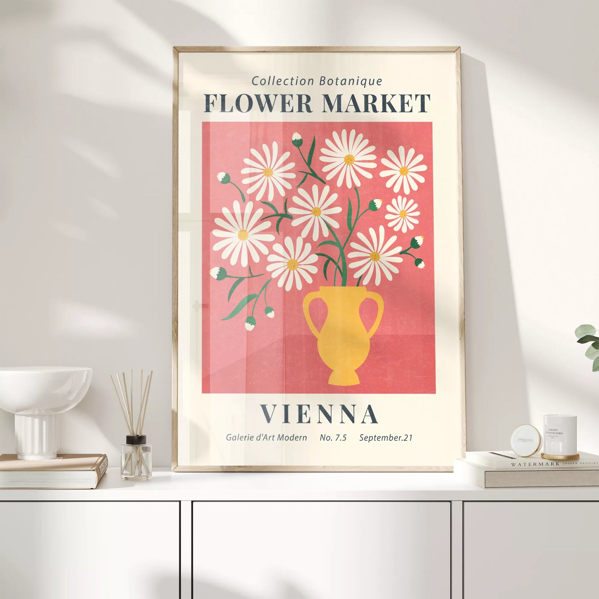 ピンク背景に黄色い花瓶のマーガレットの花束アートポスター