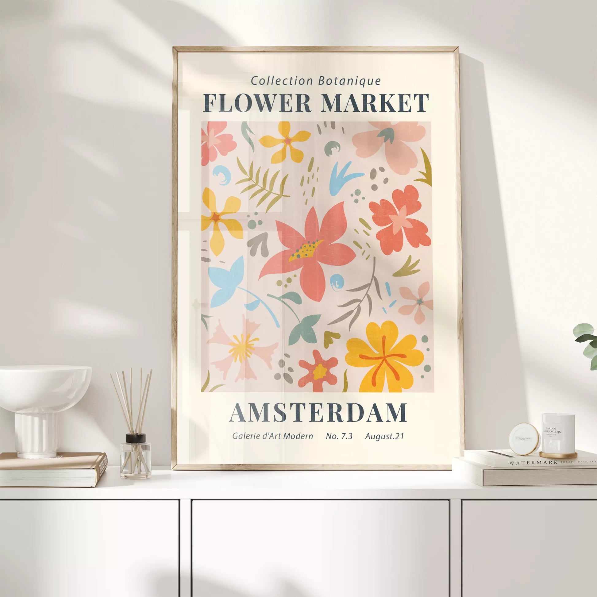 マーガレットの花束が黄色い花瓶に生けられたレトロなポスターデザイン