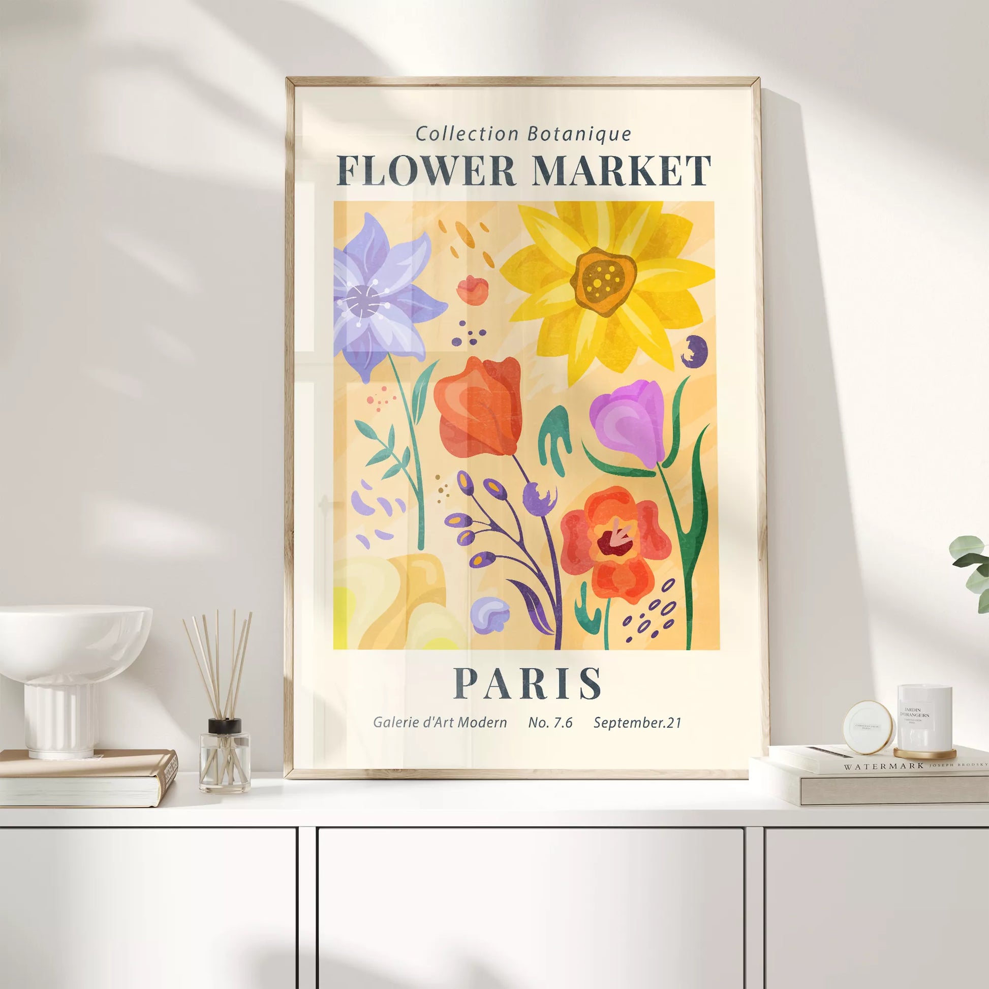 ピンク背景に黄色い花瓶のマーガレットの花束アートポスター