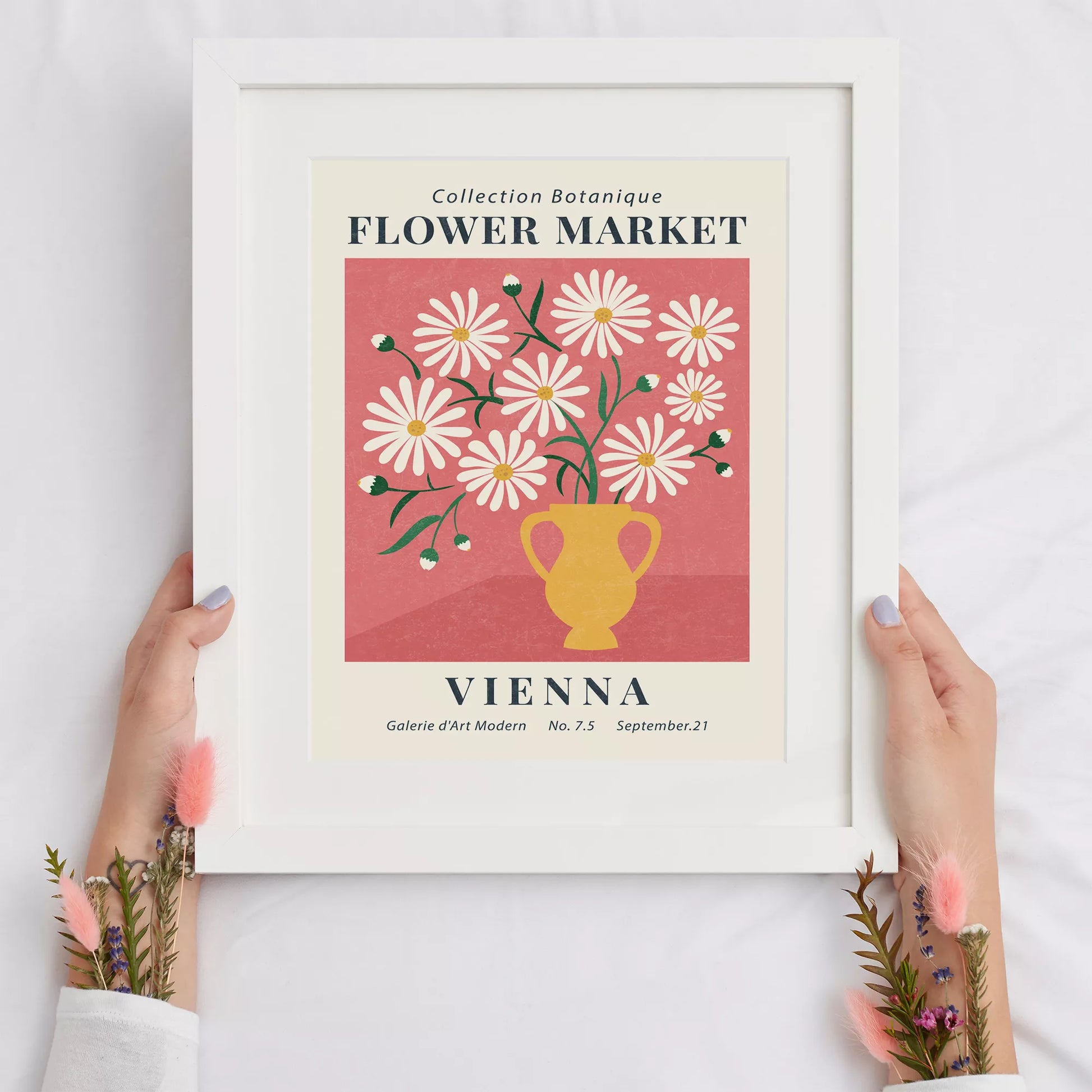 ピンク背景に黄色い花瓶のマーガレットの花束アートポスター