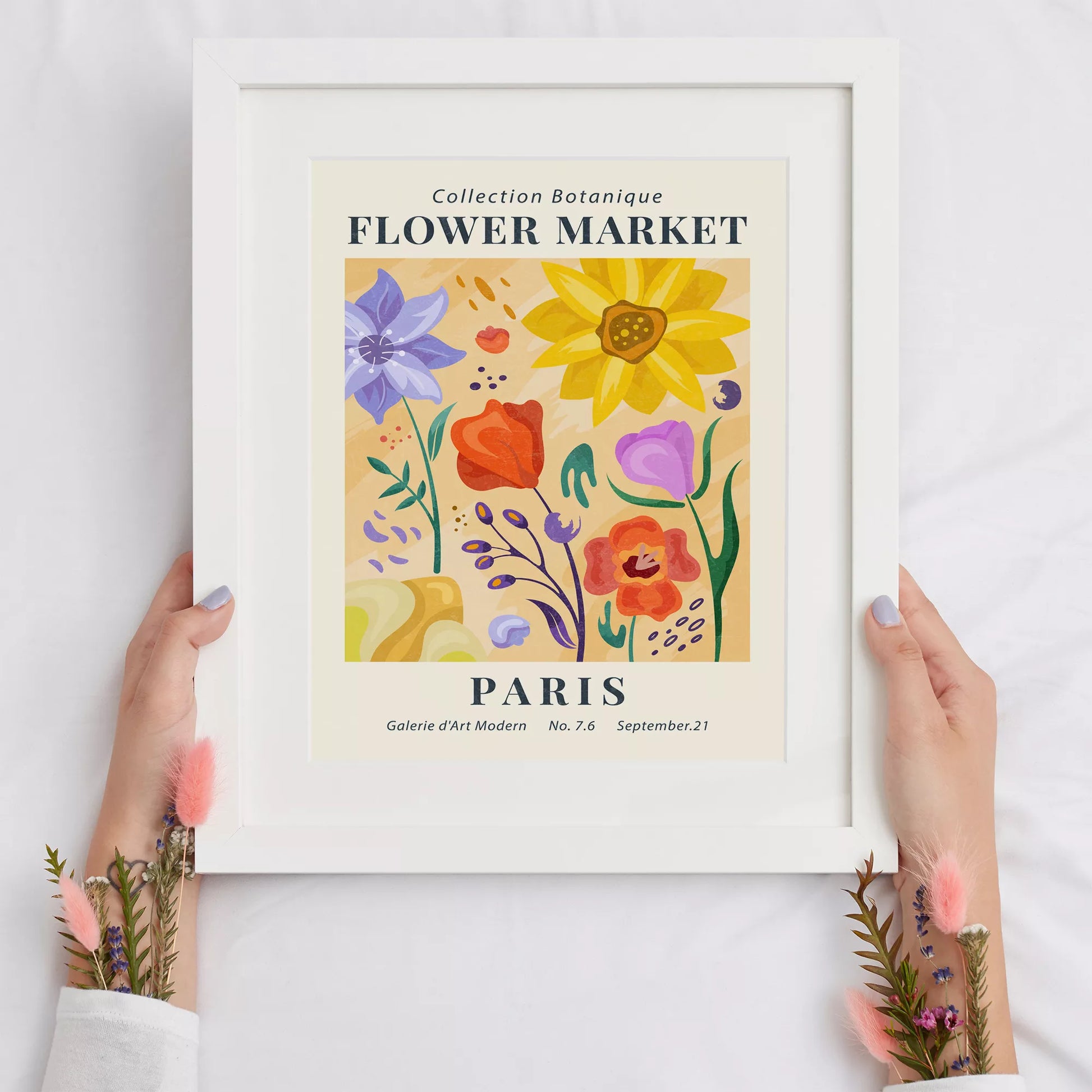 ピンク背景に黄色い花瓶のマーガレットの花束アートポスター