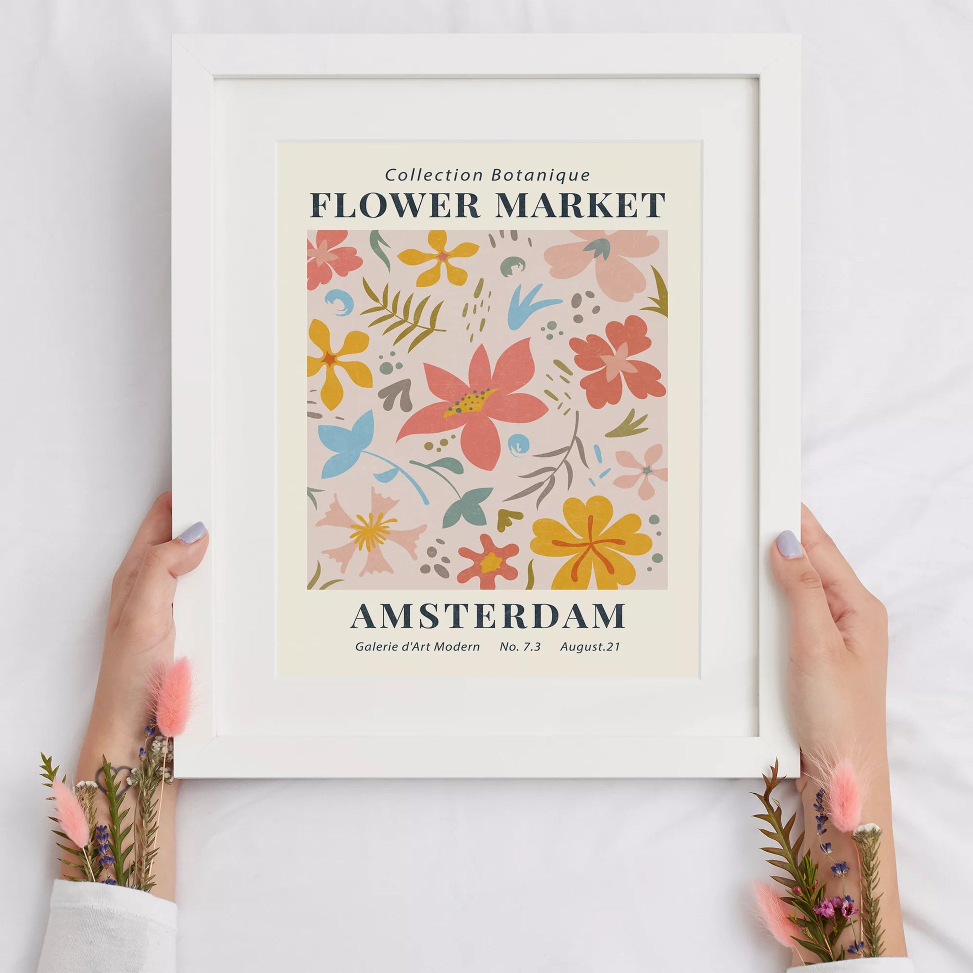 マーガレットの花束が黄色い花瓶に生けられたレトロなポスターデザイン