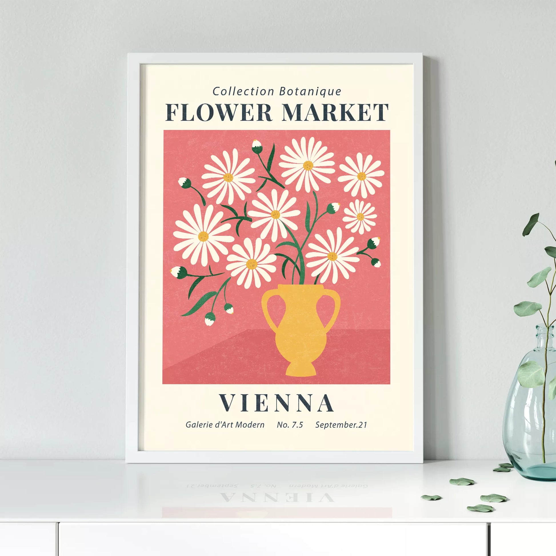 ピンク背景に黄色い花瓶のマーガレットの花束アートポスター