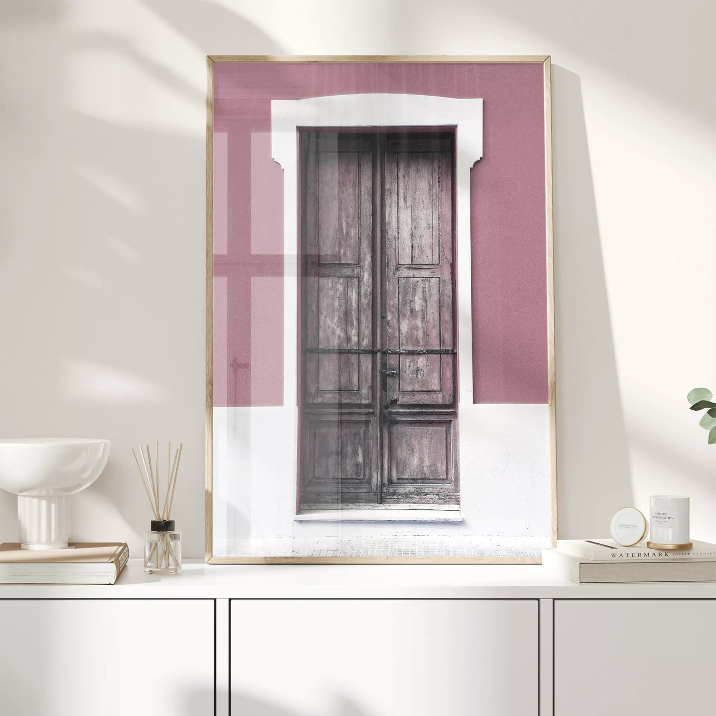 ピンク色の壁に映える木製アンティークドアのアートプリント