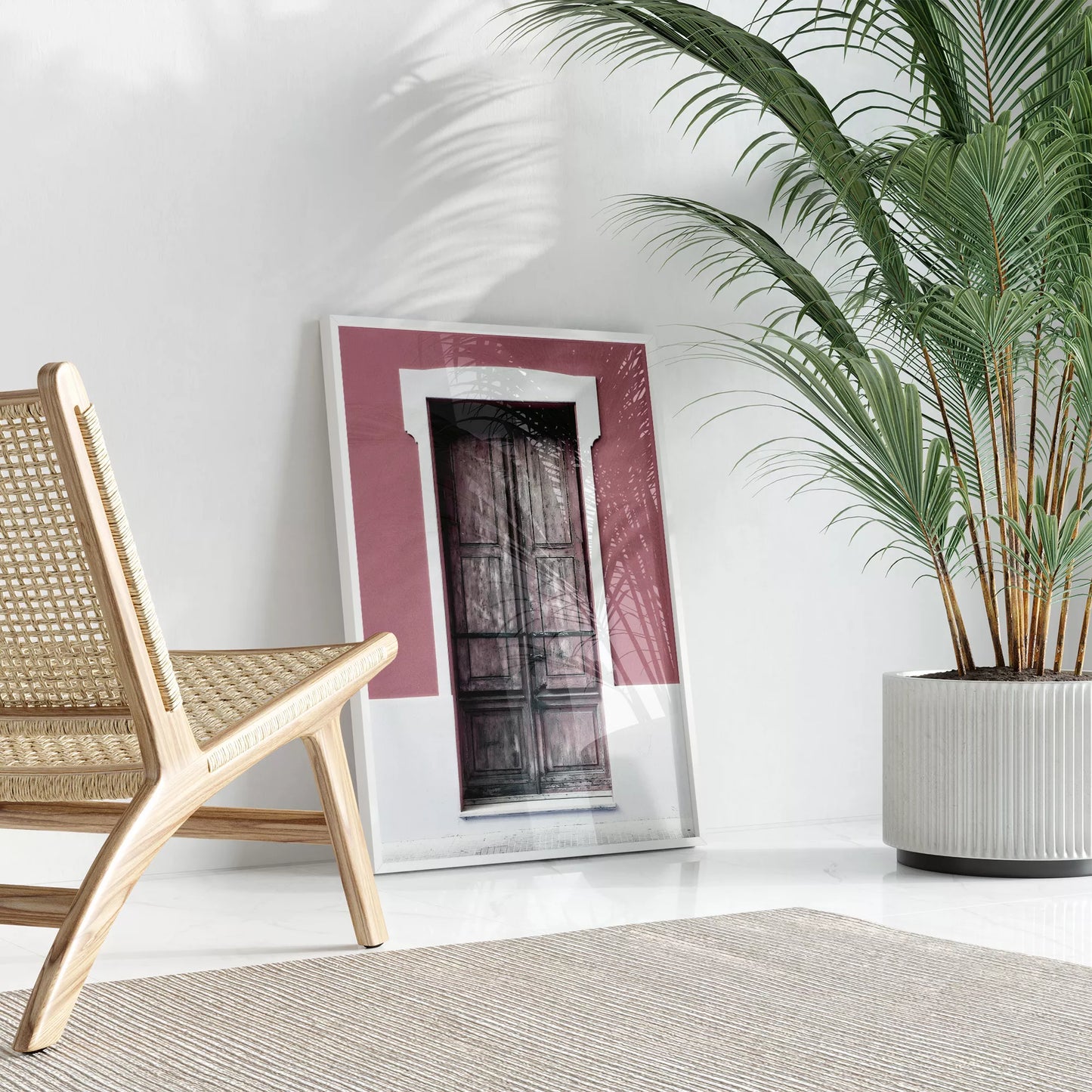 ピンク色の壁に映える木製アンティークドアのアートプリント