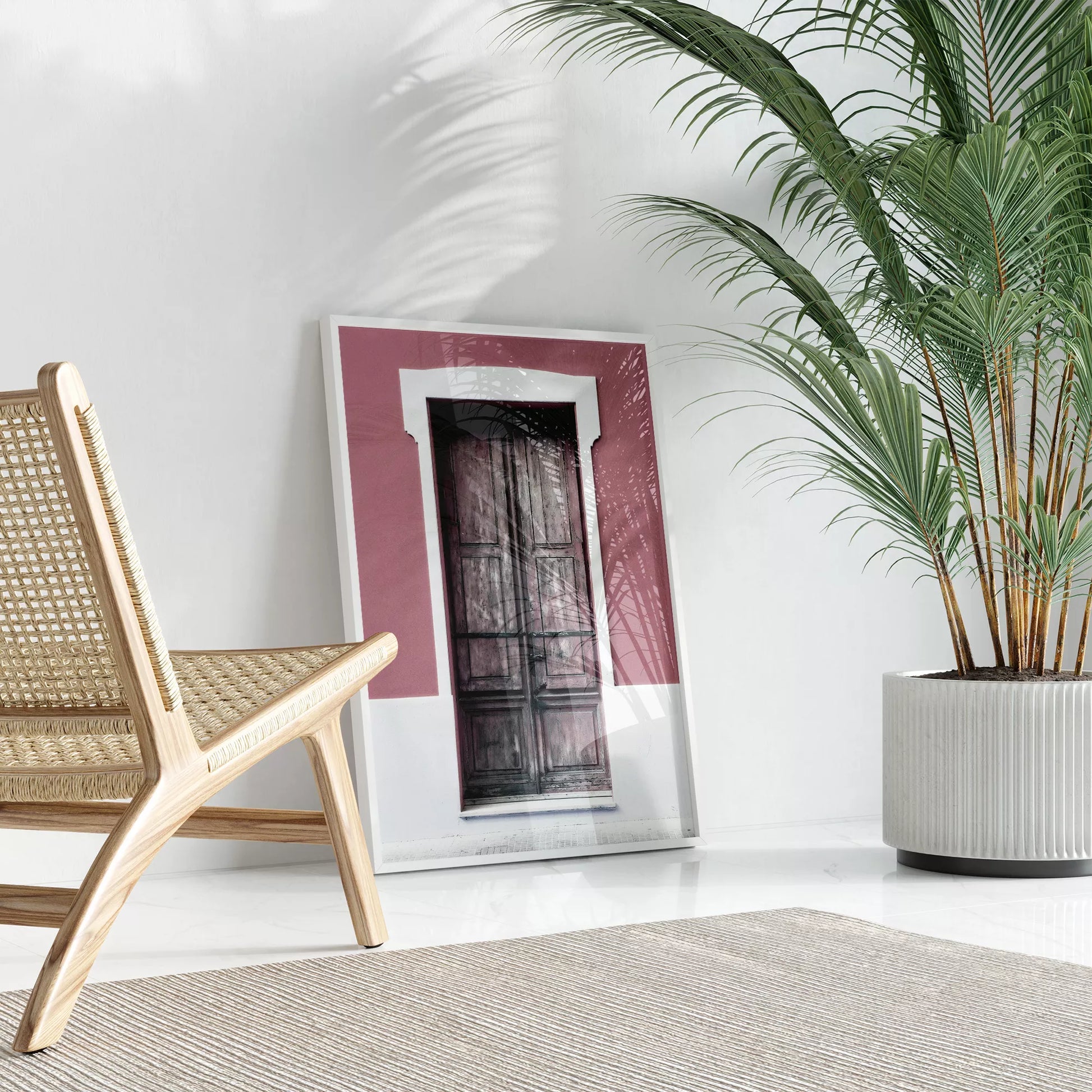 ピンク色の壁に映える木製アンティークドアのアートプリント