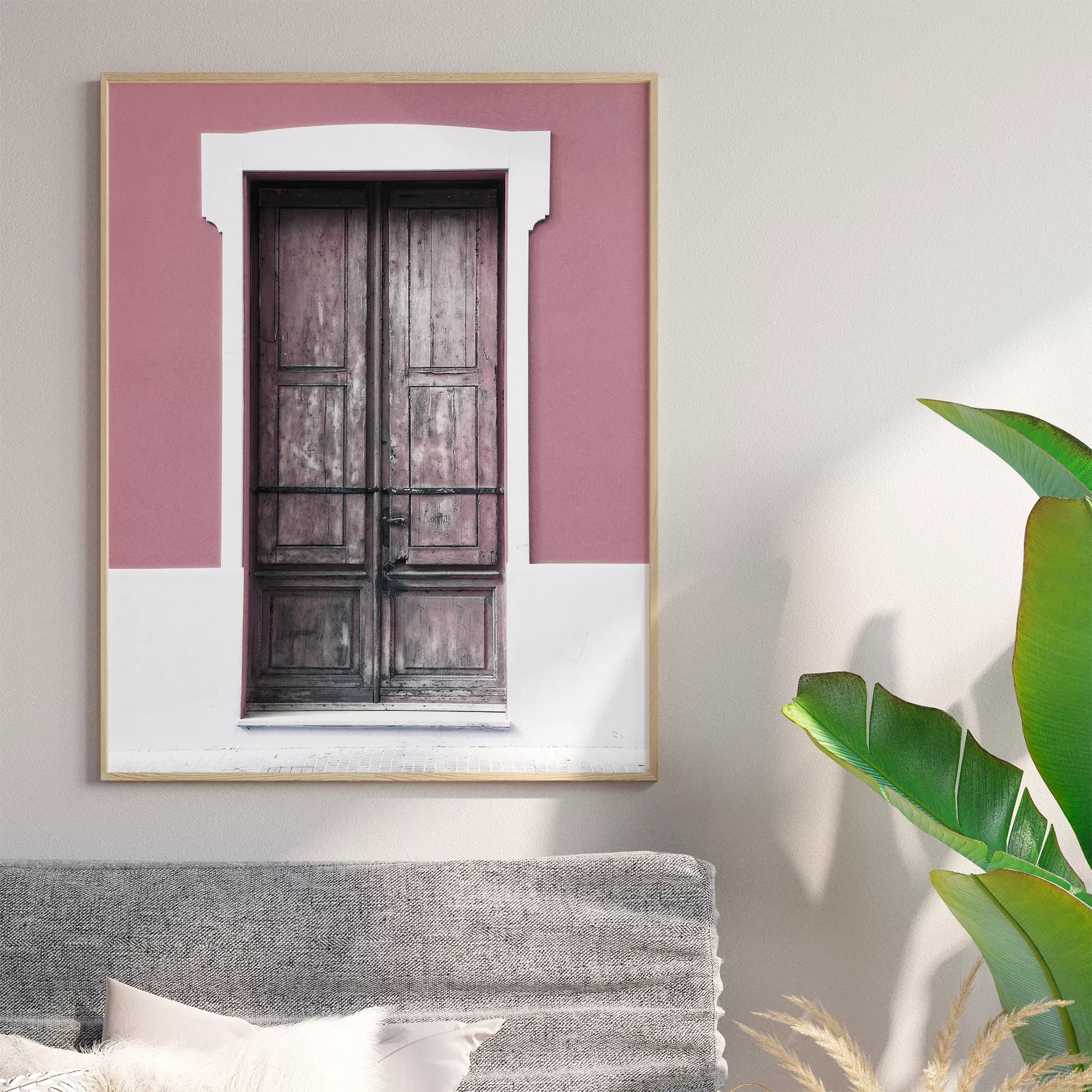 ピンク色の壁に映える木製アンティークドアのアートプリント