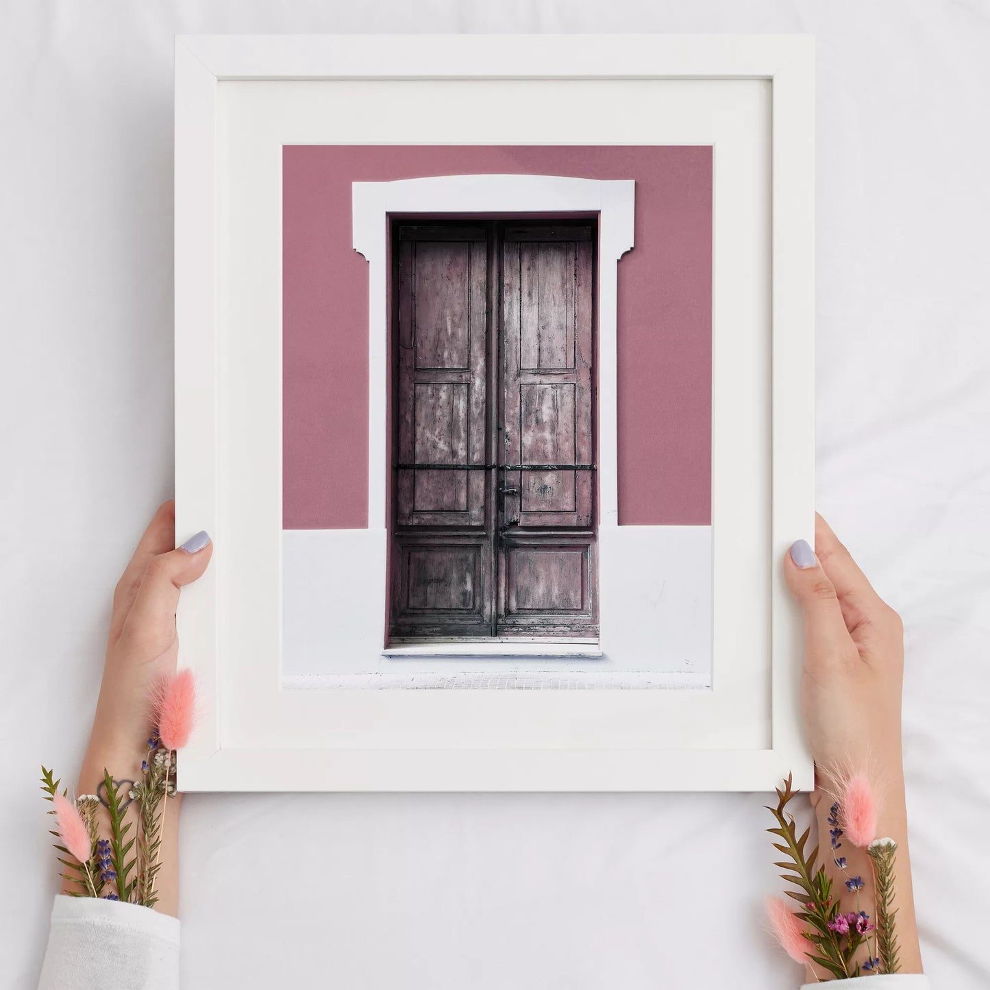 ピンク色の壁に映える木製アンティークドアのアートプリント