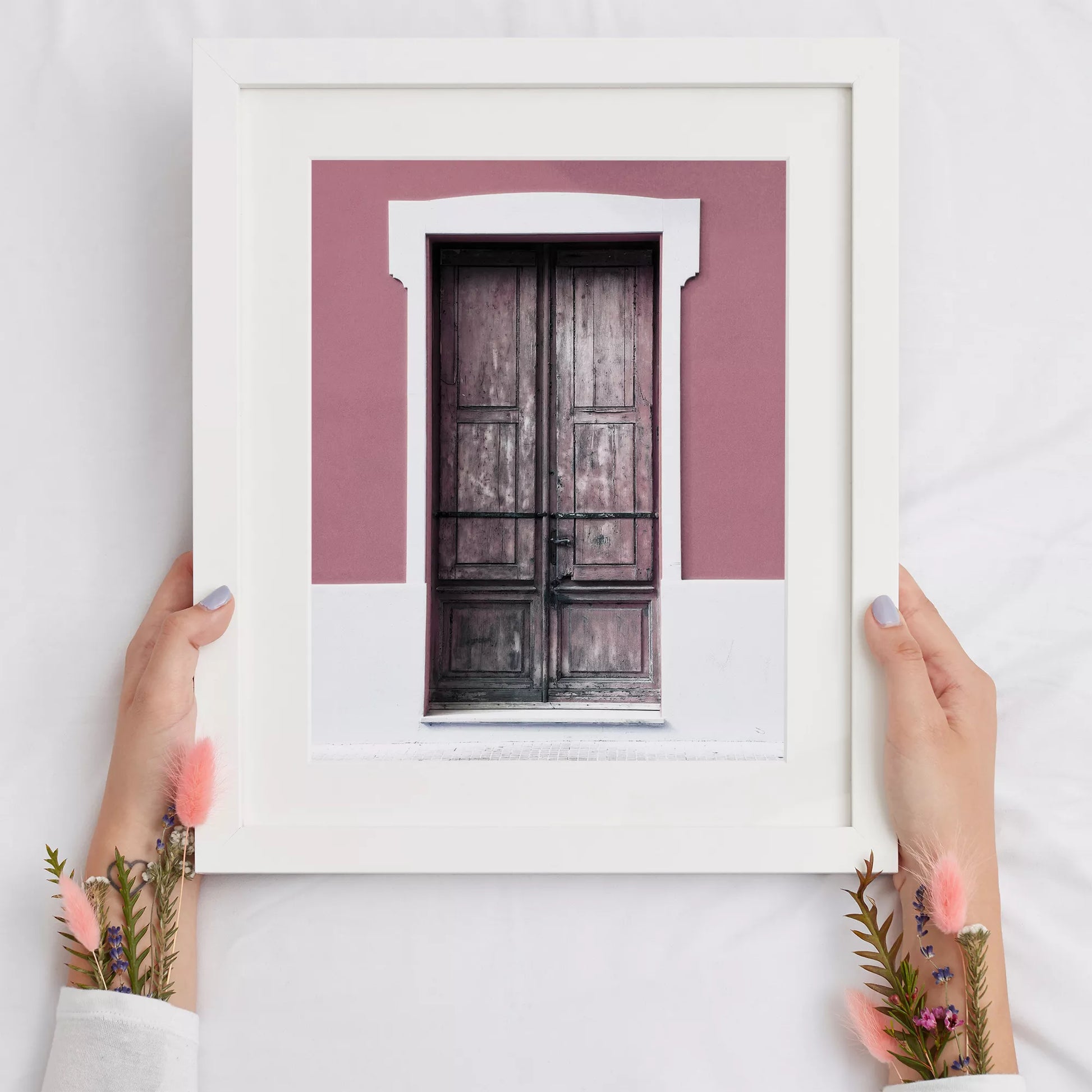 ピンク色の壁に映える木製アンティークドアのアートプリント