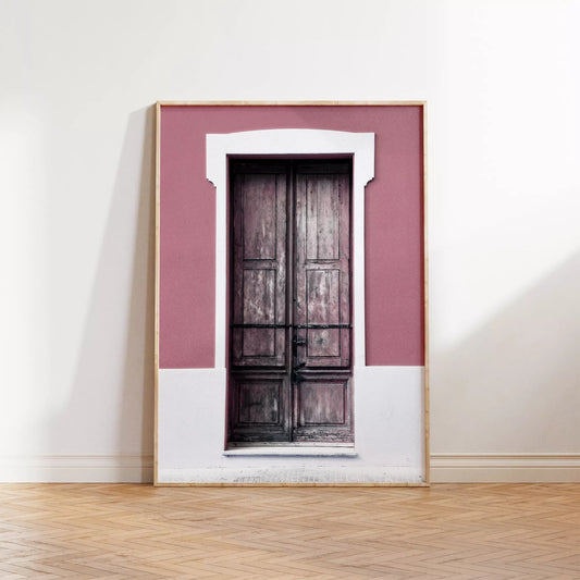 ピンク色の壁に映える木製アンティークドアのアートプリント