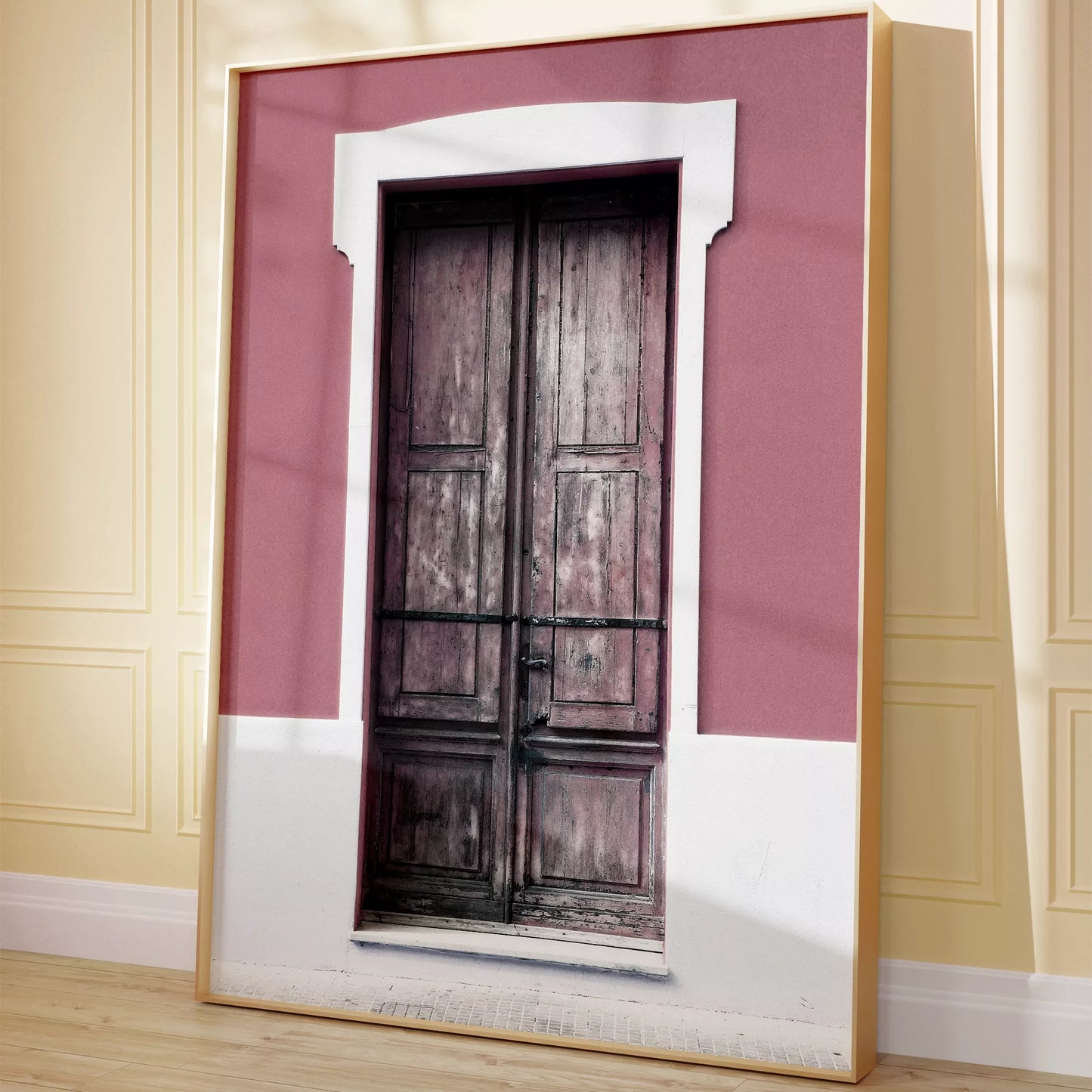 ピンク色の壁に映える木製アンティークドアのアートプリント