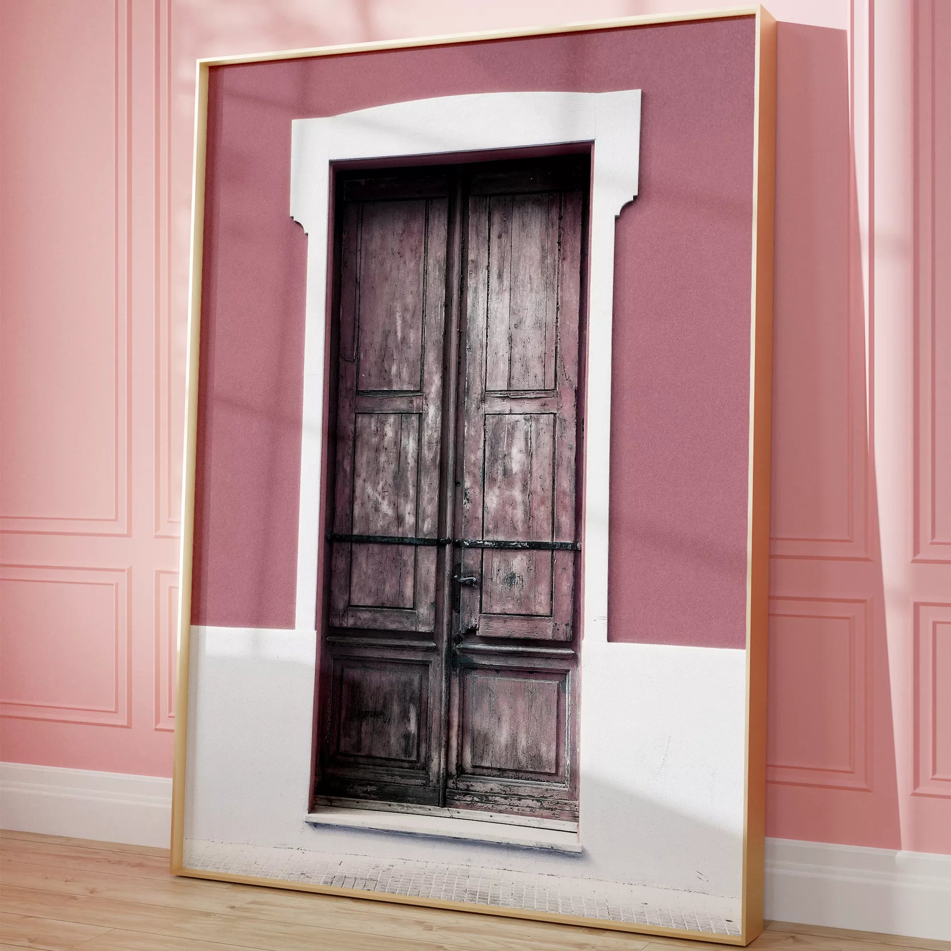 ピンク色の壁に映える木製アンティークドアのアートプリント
