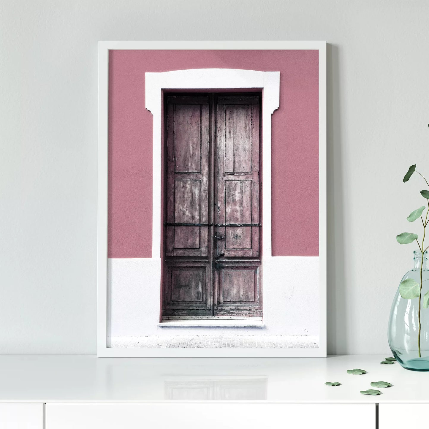 ピンク色の壁に映える木製アンティークドアのアートプリント