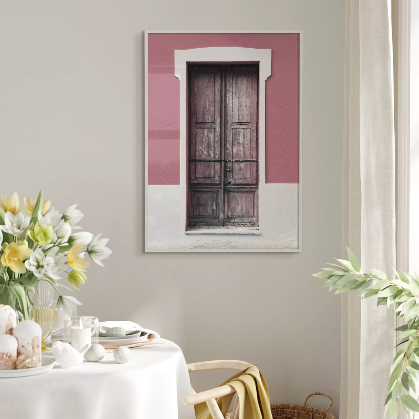 ピンク色の壁に映える木製アンティークドアのアートプリント