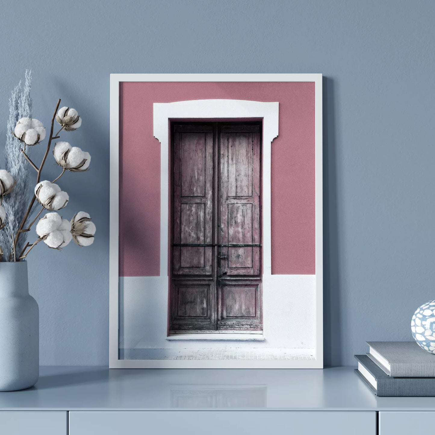 ピンク色の壁に映える木製アンティークドアのアートプリント