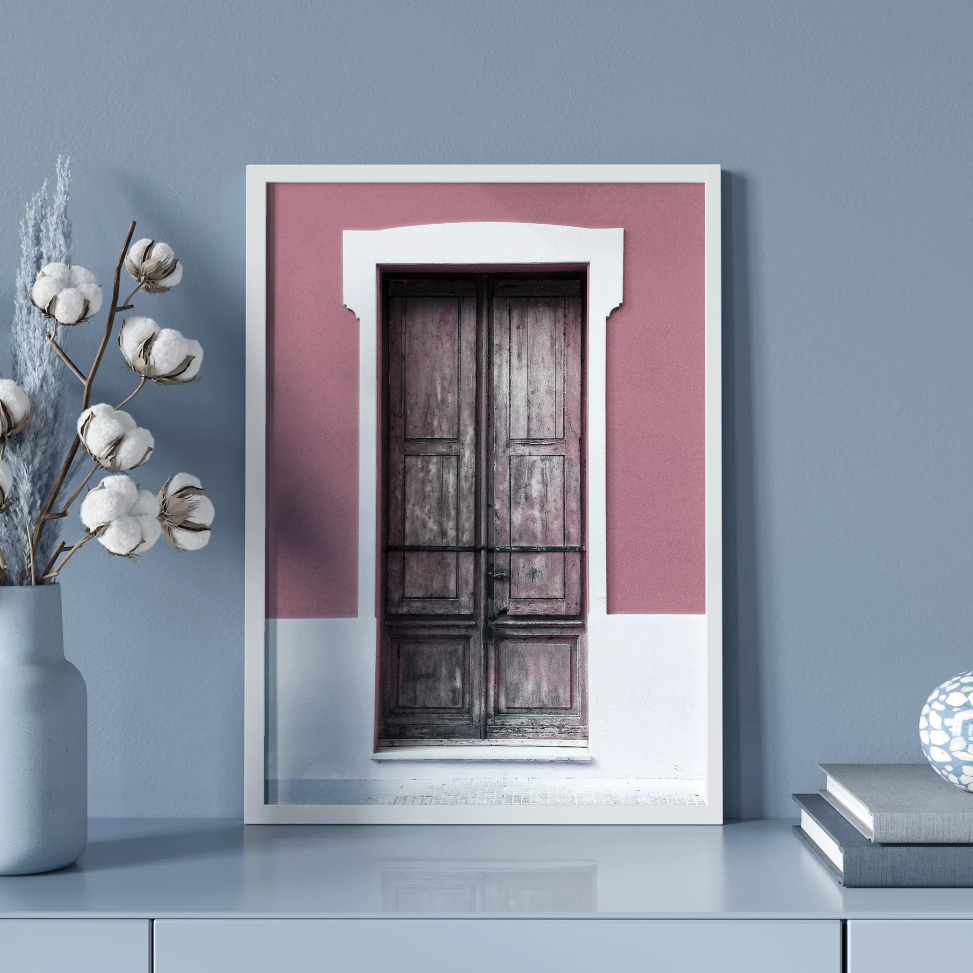 ピンク色の壁に映える木製アンティークドアのアートプリント