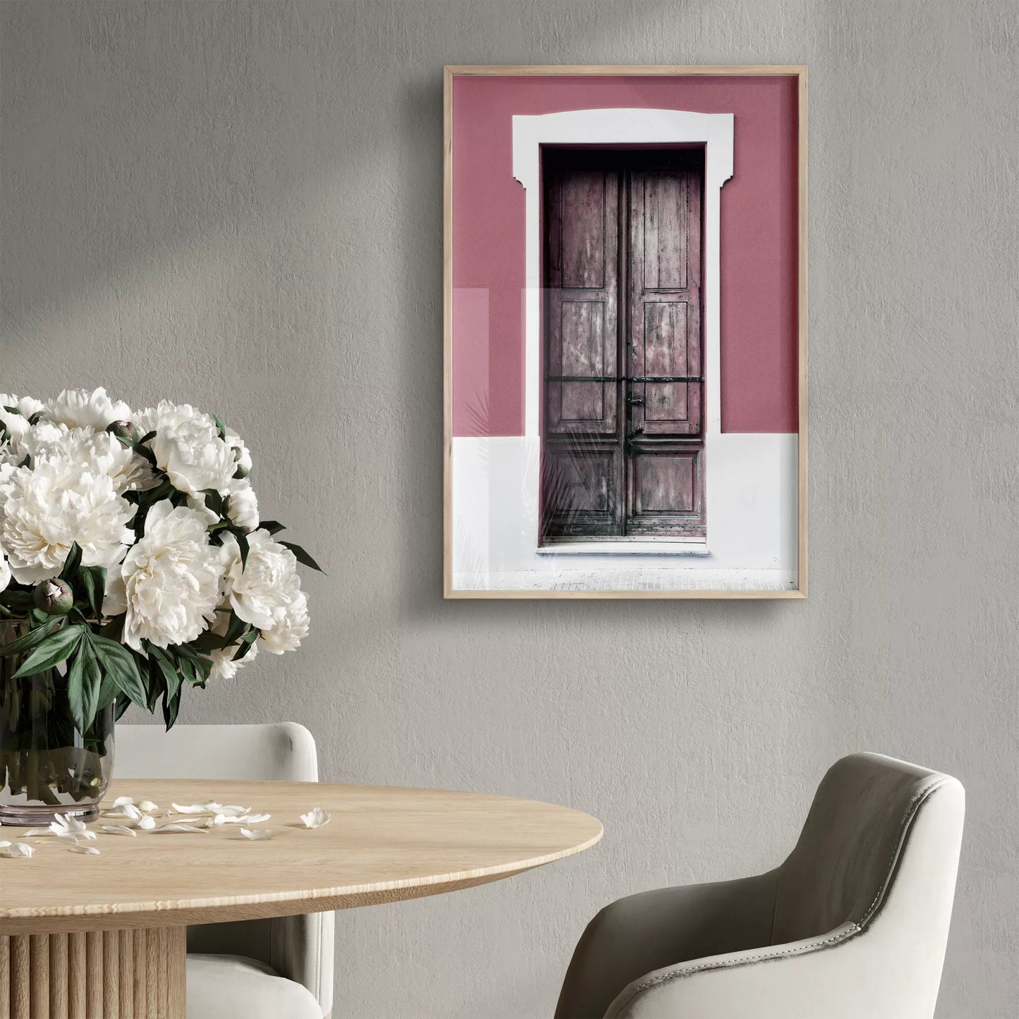 ピンク色の壁に映える木製アンティークドアのアートプリント