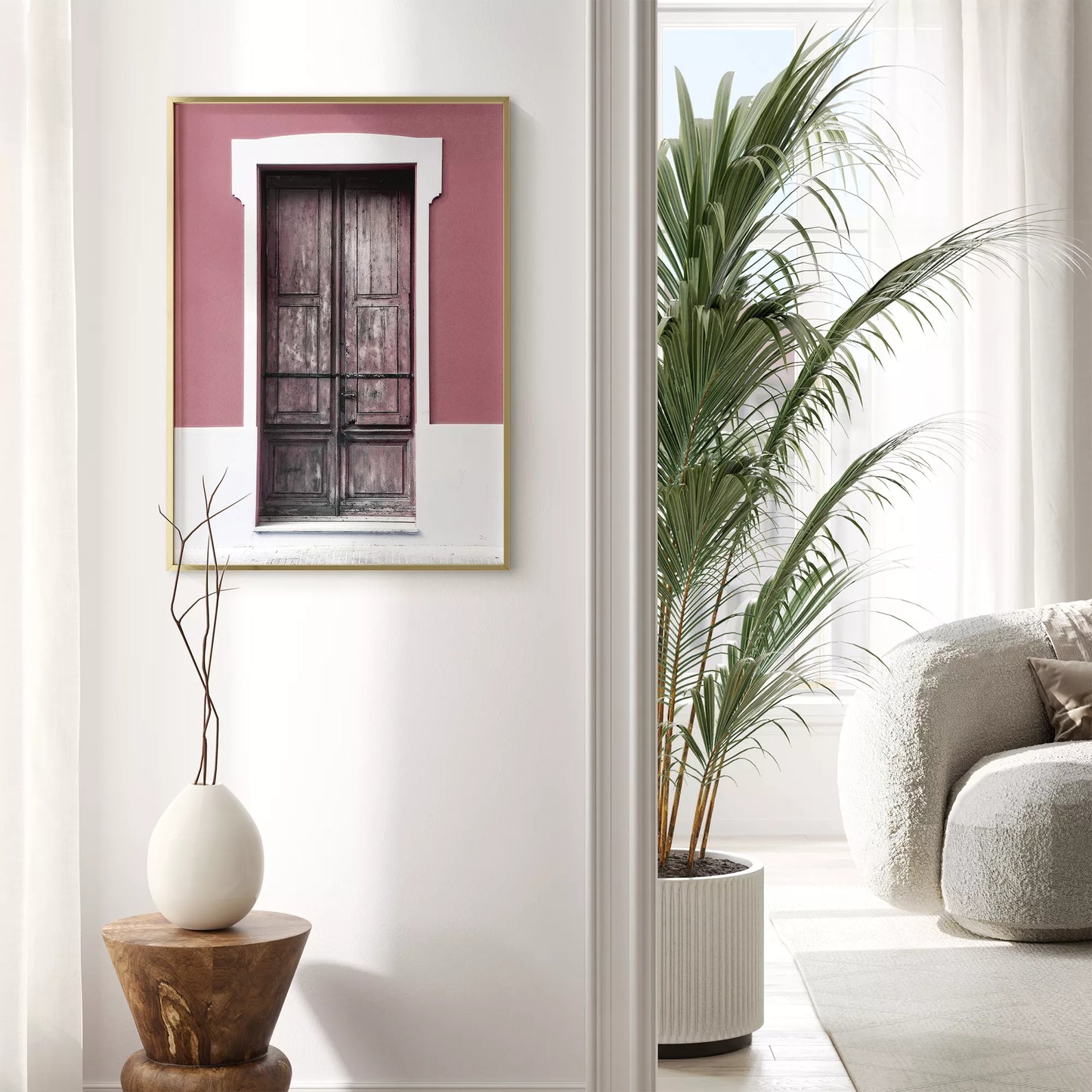 ピンク色の壁に映える木製アンティークドアのアートプリント