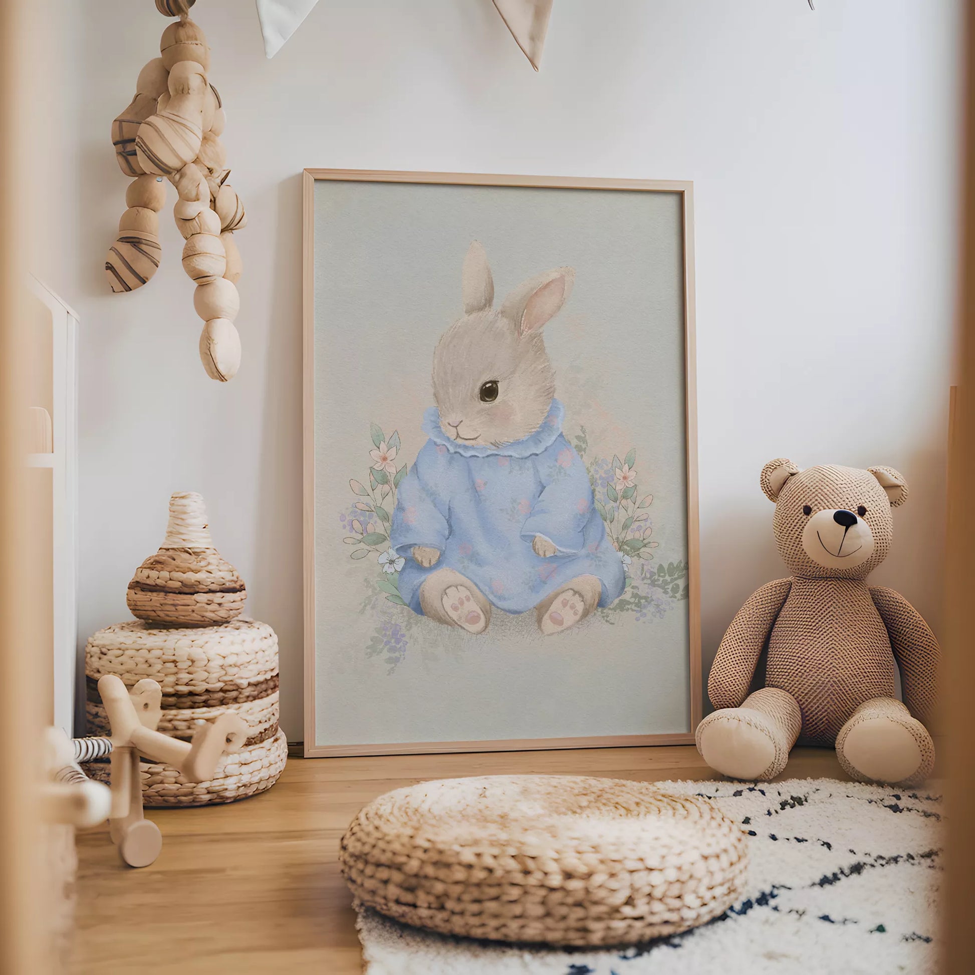 水彩タッチで描かれたウサギと花々のキッズアートポスター
