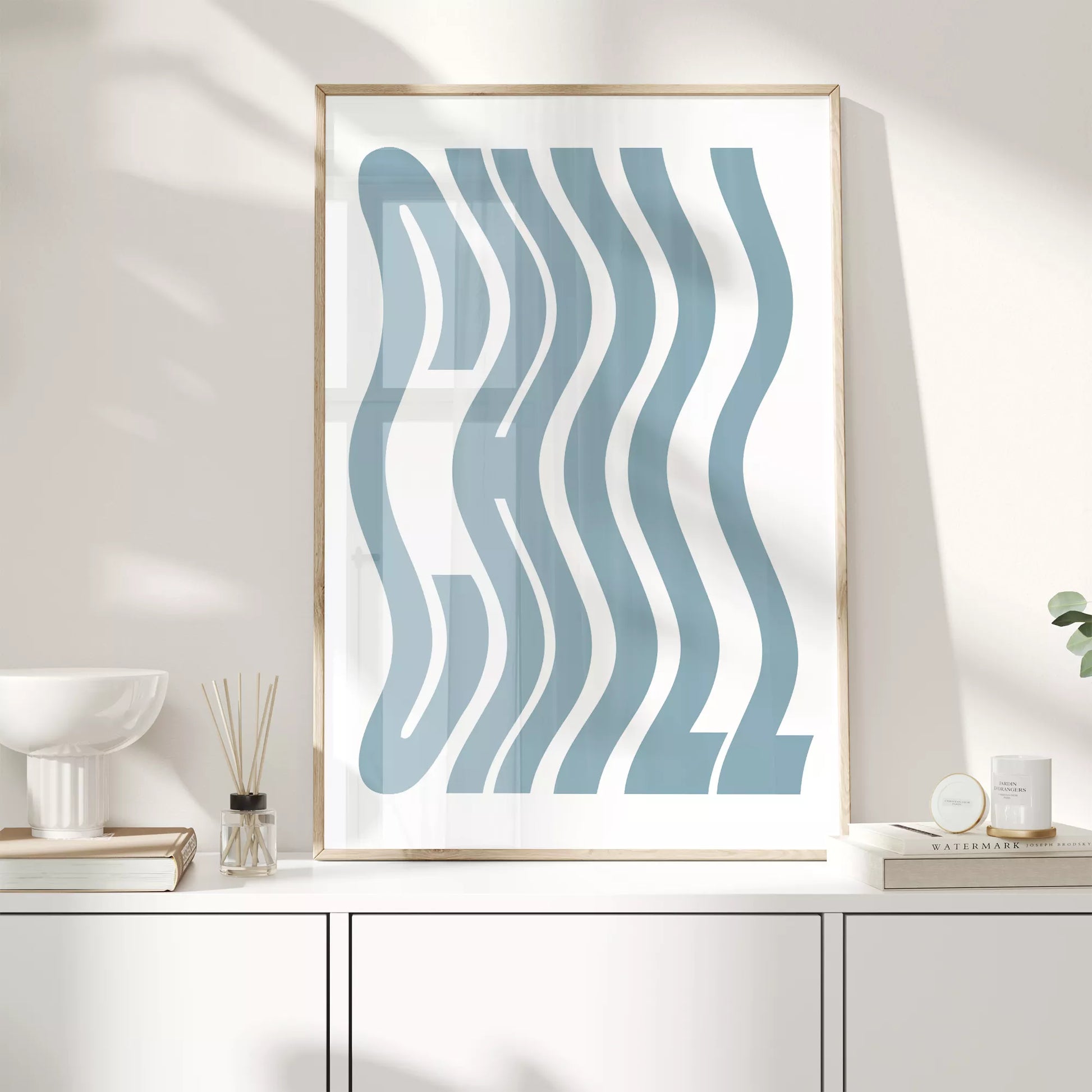 モダンな曲線アートプリント、ティールブルーのウェーブデザイン、白地にミニマルな波状パターン