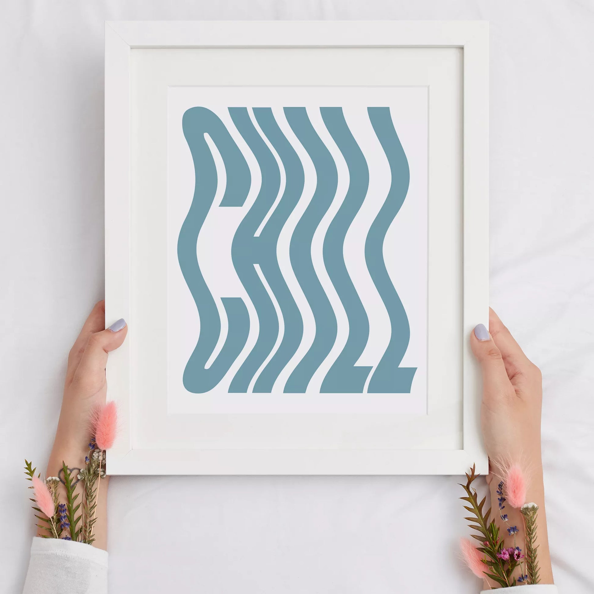 モダンな曲線アートプリント、ティールブルーのウェーブデザイン、白地にミニマルな波状パターン