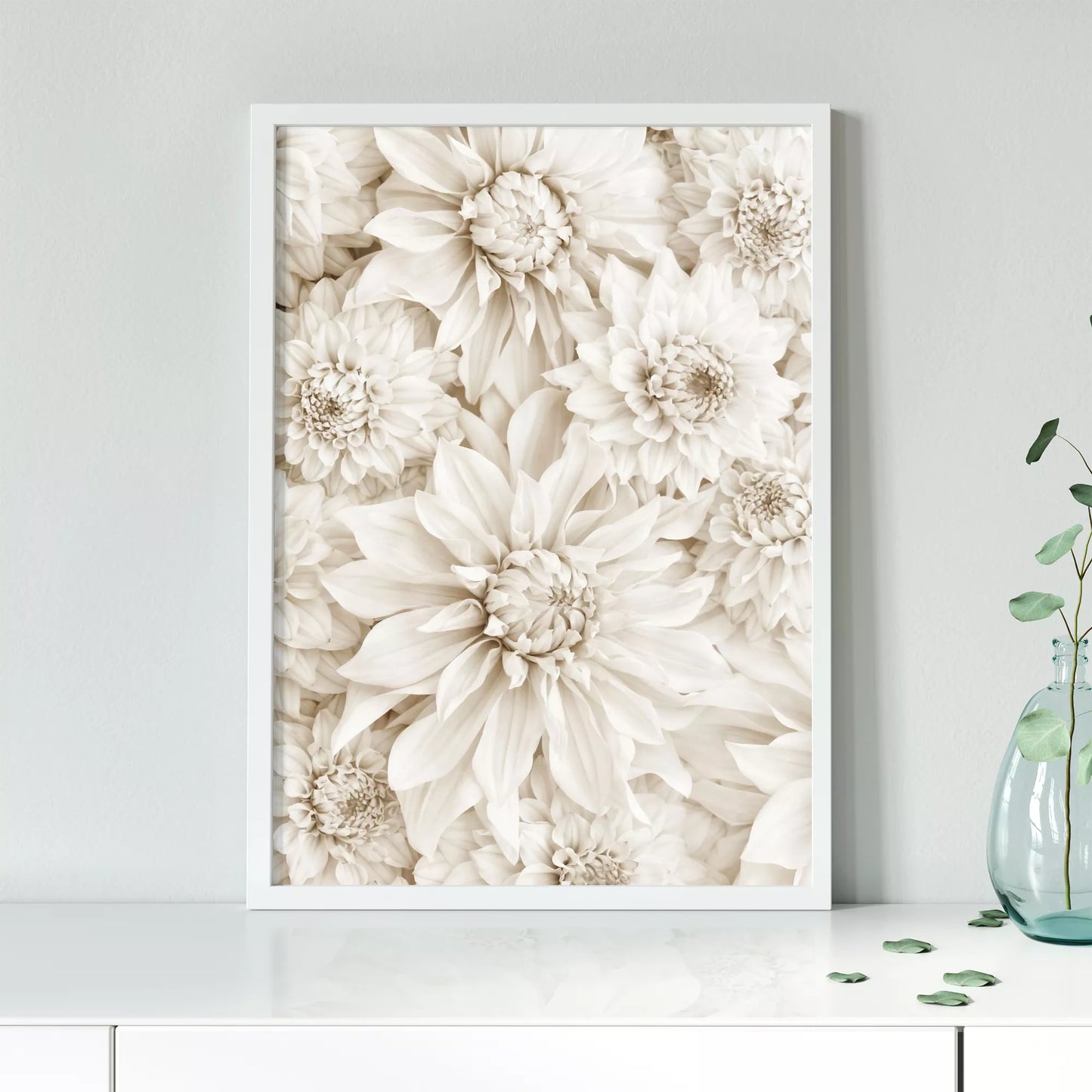 純白のダリアの花々が織りなす優雅なボタニカルアート