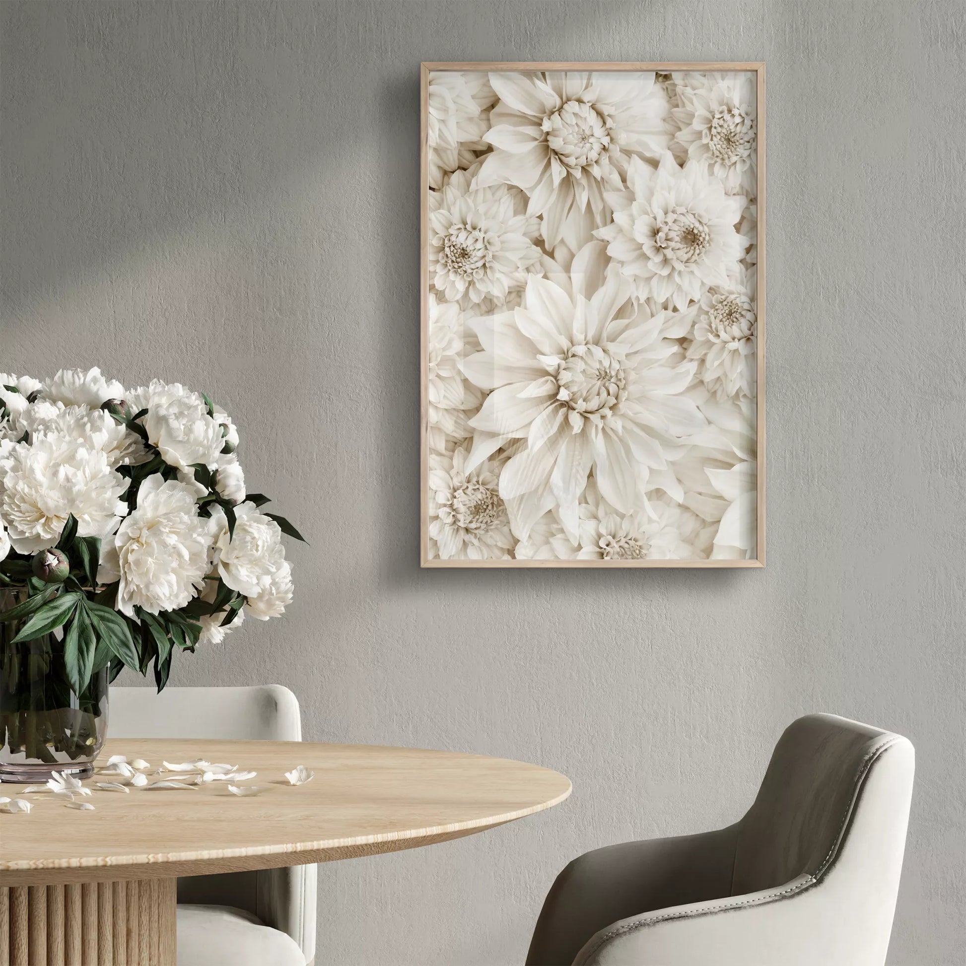 純白のダリアの花々が織りなす優雅なボタニカルアート