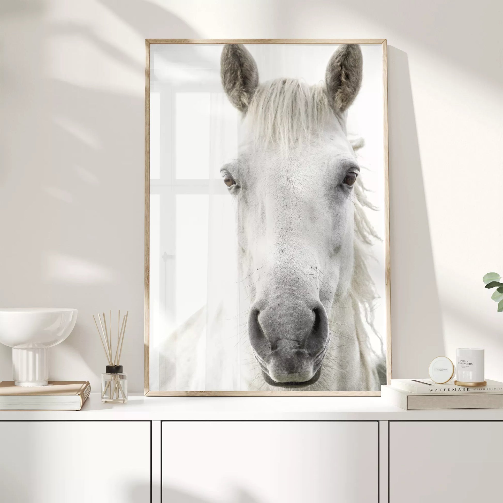 白馬の横顔のミニマリストアートプリント、モノクロ写真風