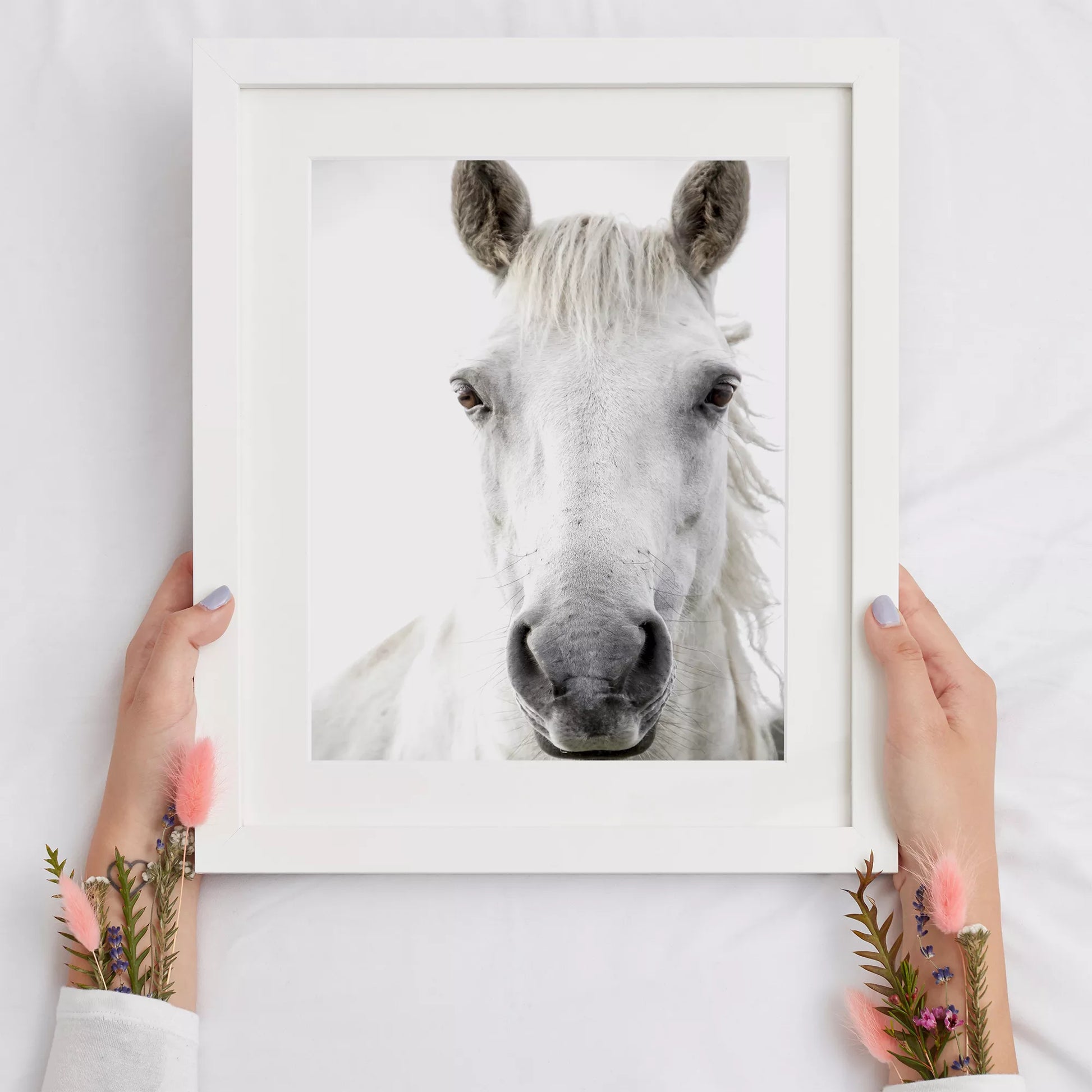 白馬の横顔のミニマリストアートプリント、モノクロ写真風