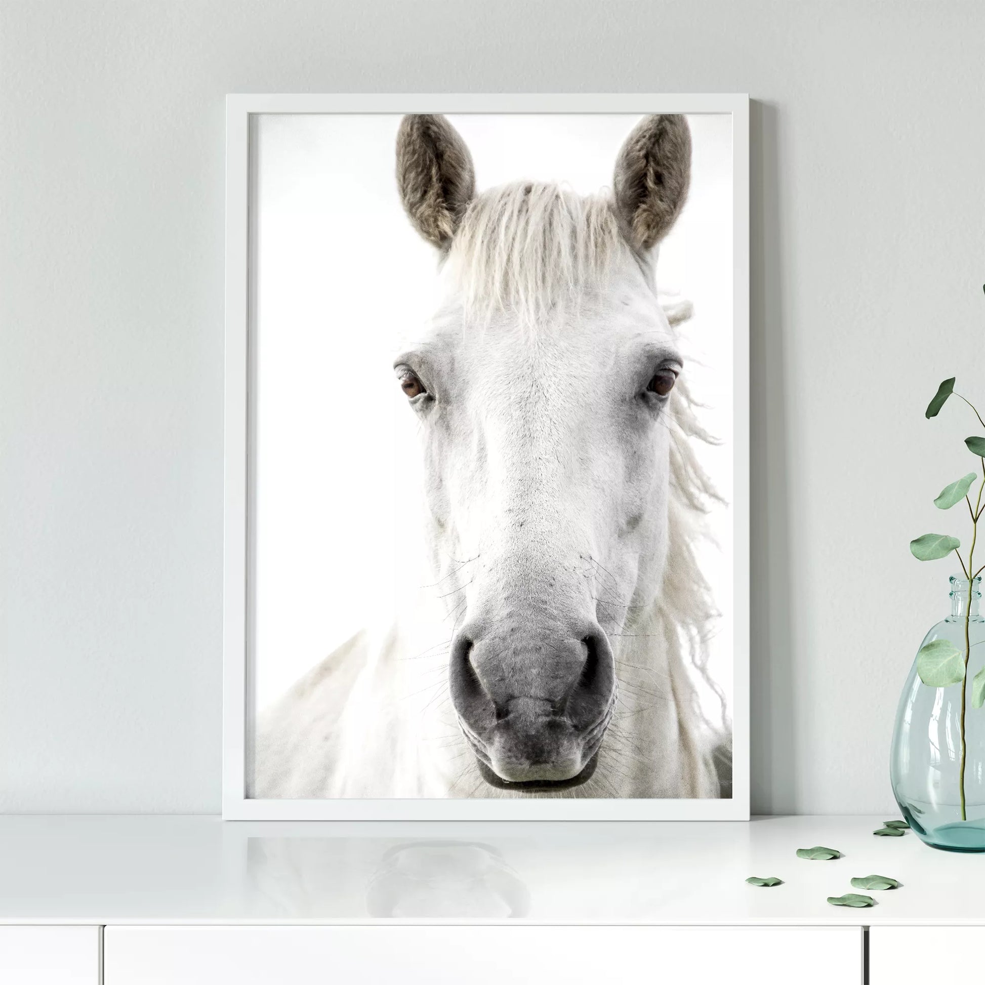白馬の横顔のミニマリストアートプリント、モノクロ写真風