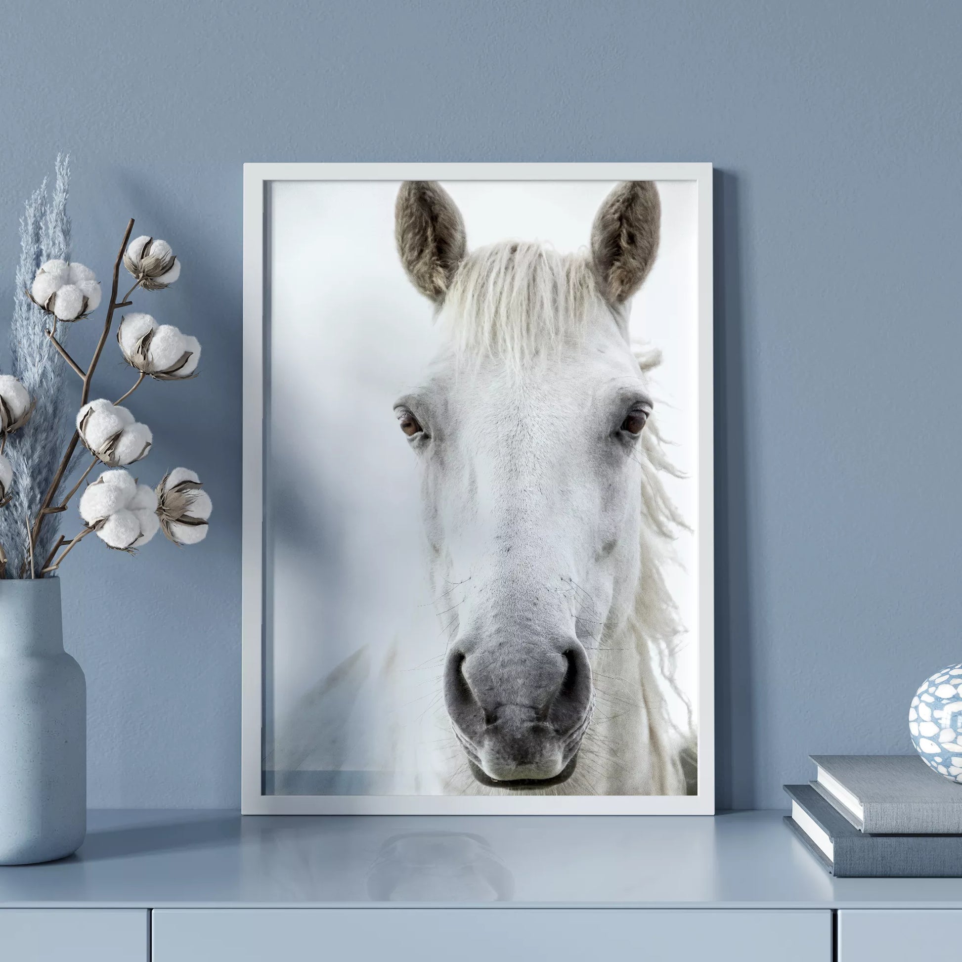 白馬の横顔のミニマリストアートプリント、モノクロ写真風