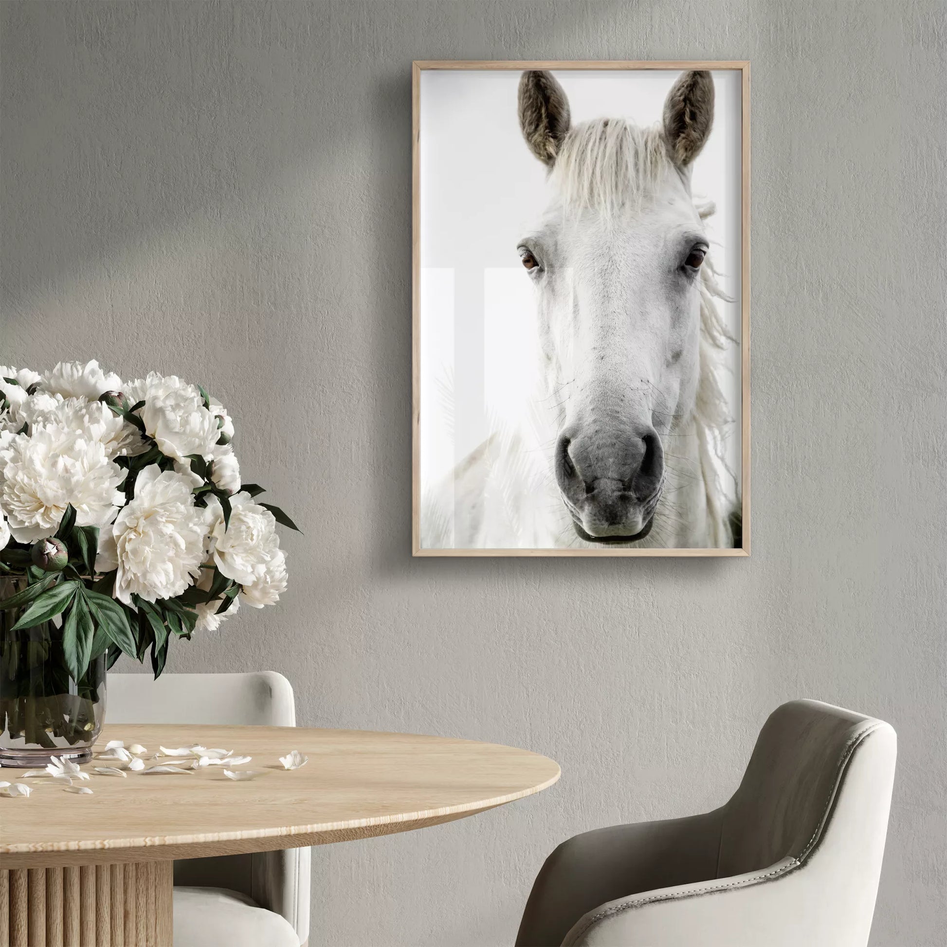 白馬の横顔のミニマリストアートプリント、モノクロ写真風